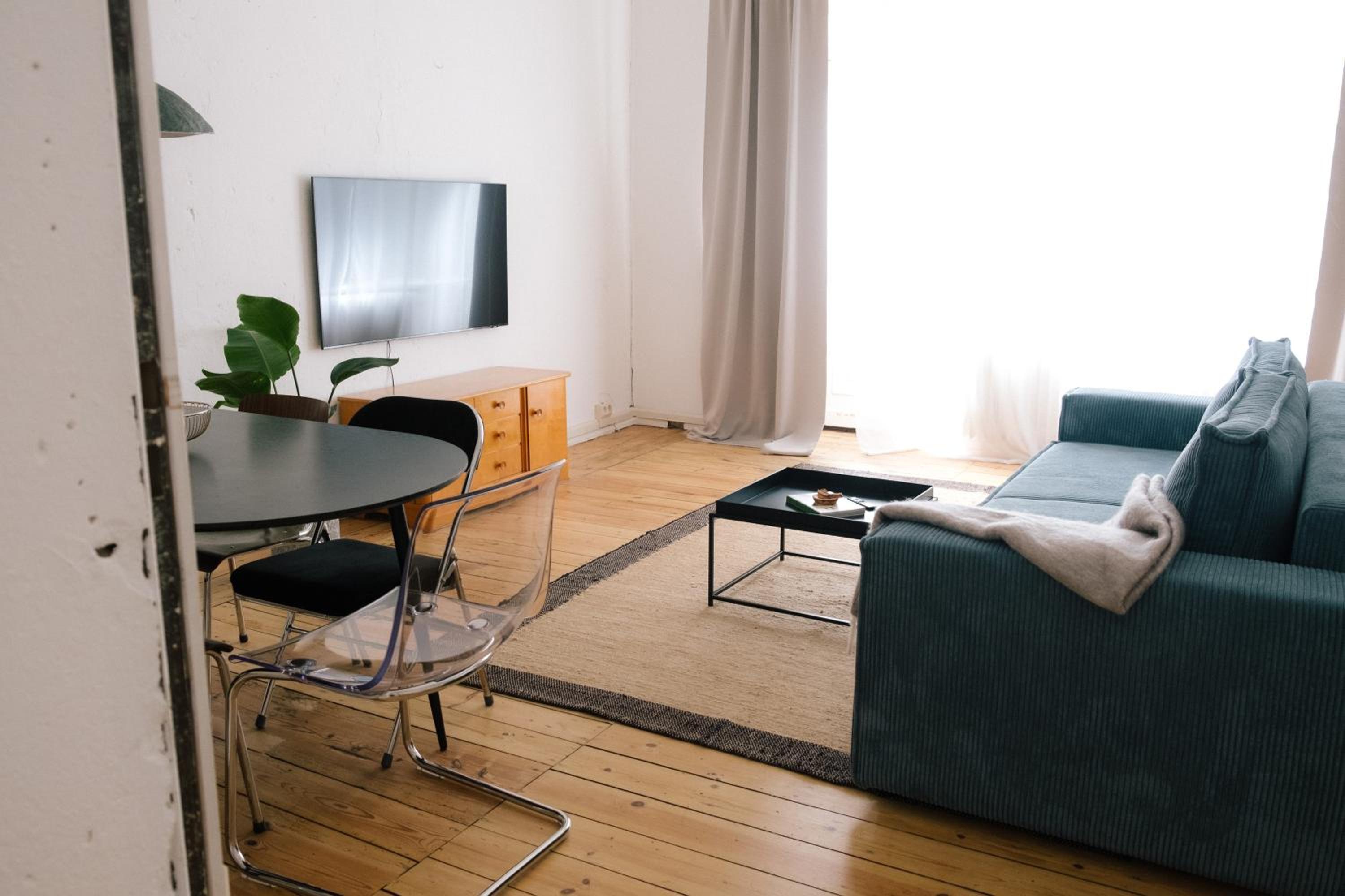 Spacious 3BR Apartment at Schillerkiez - Groups & Families