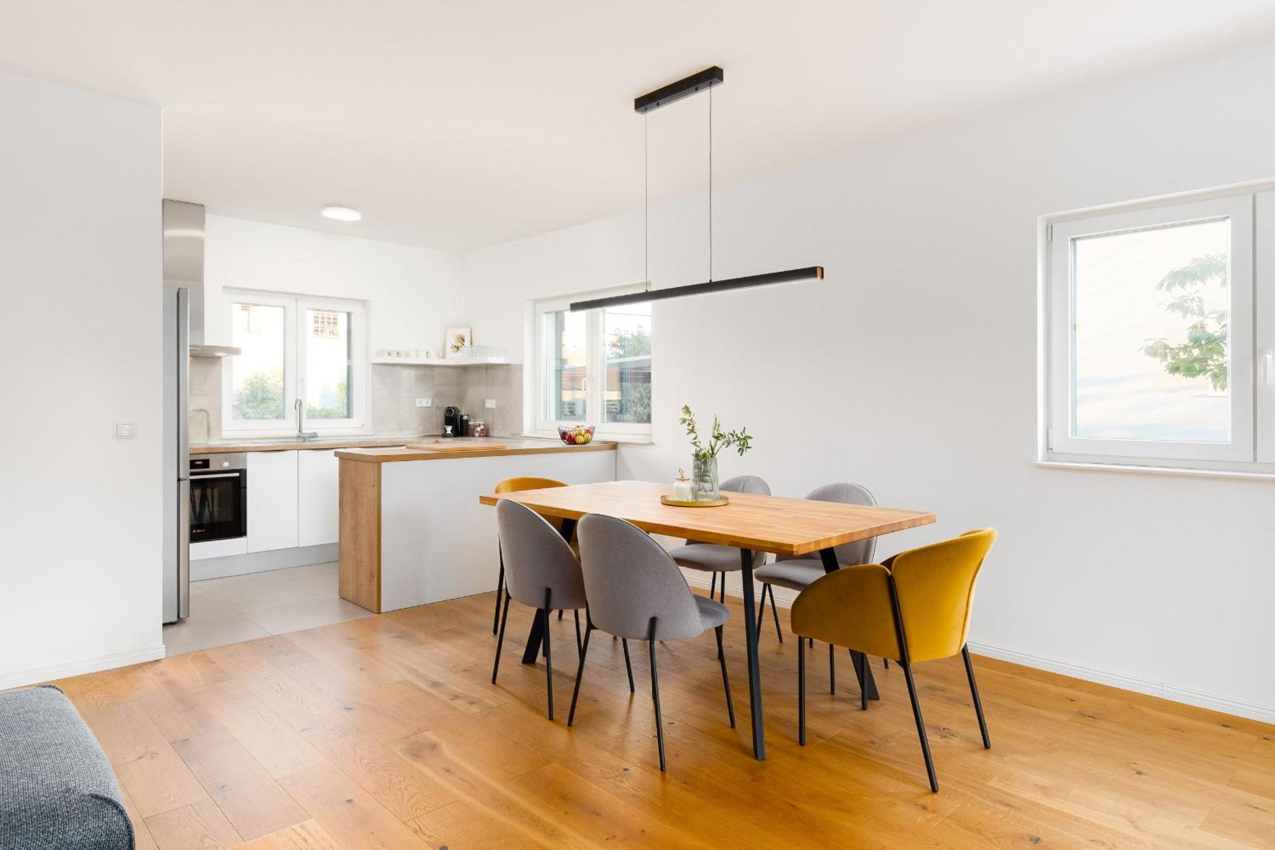 3 Bed Apt Sleeps 6 - Large Terrace & Free Parking view 4