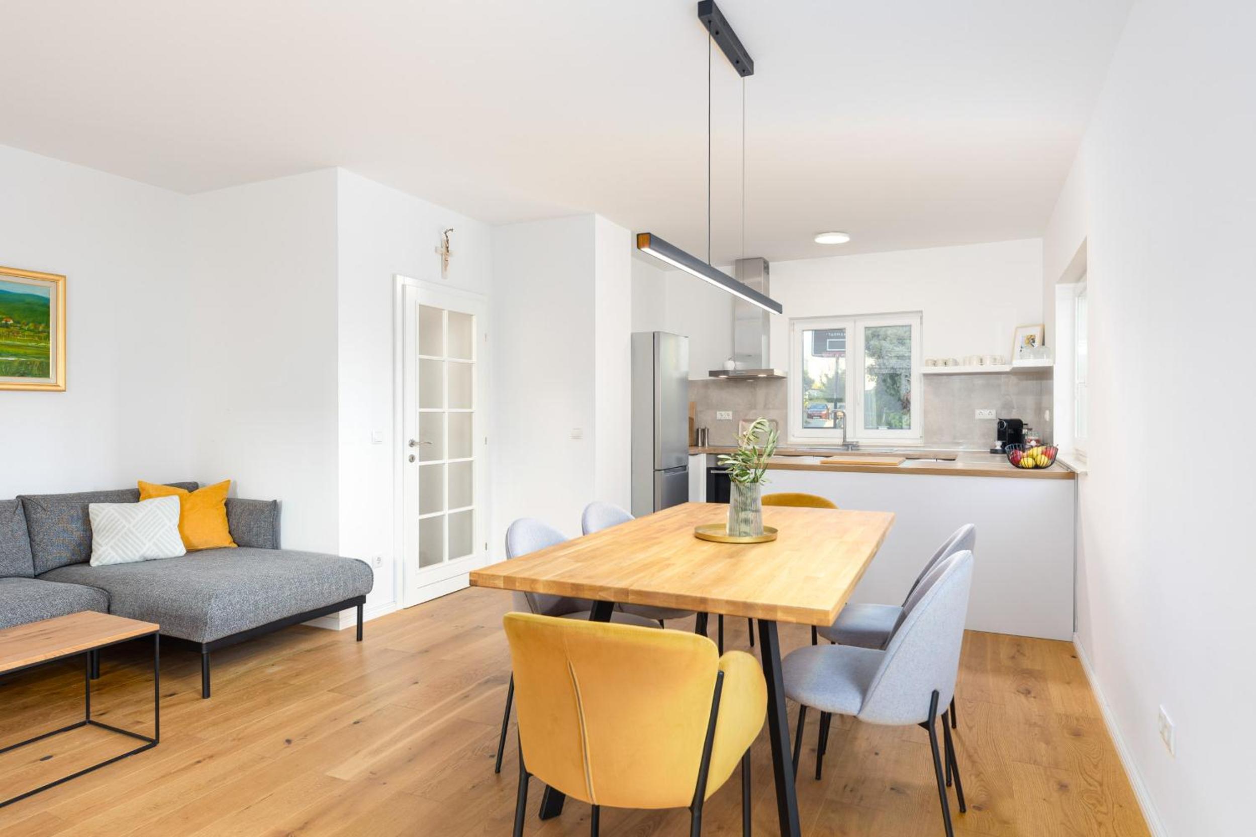 3 Bed Apt Sleeps 6 - Large Terrace & Free Parking view 3