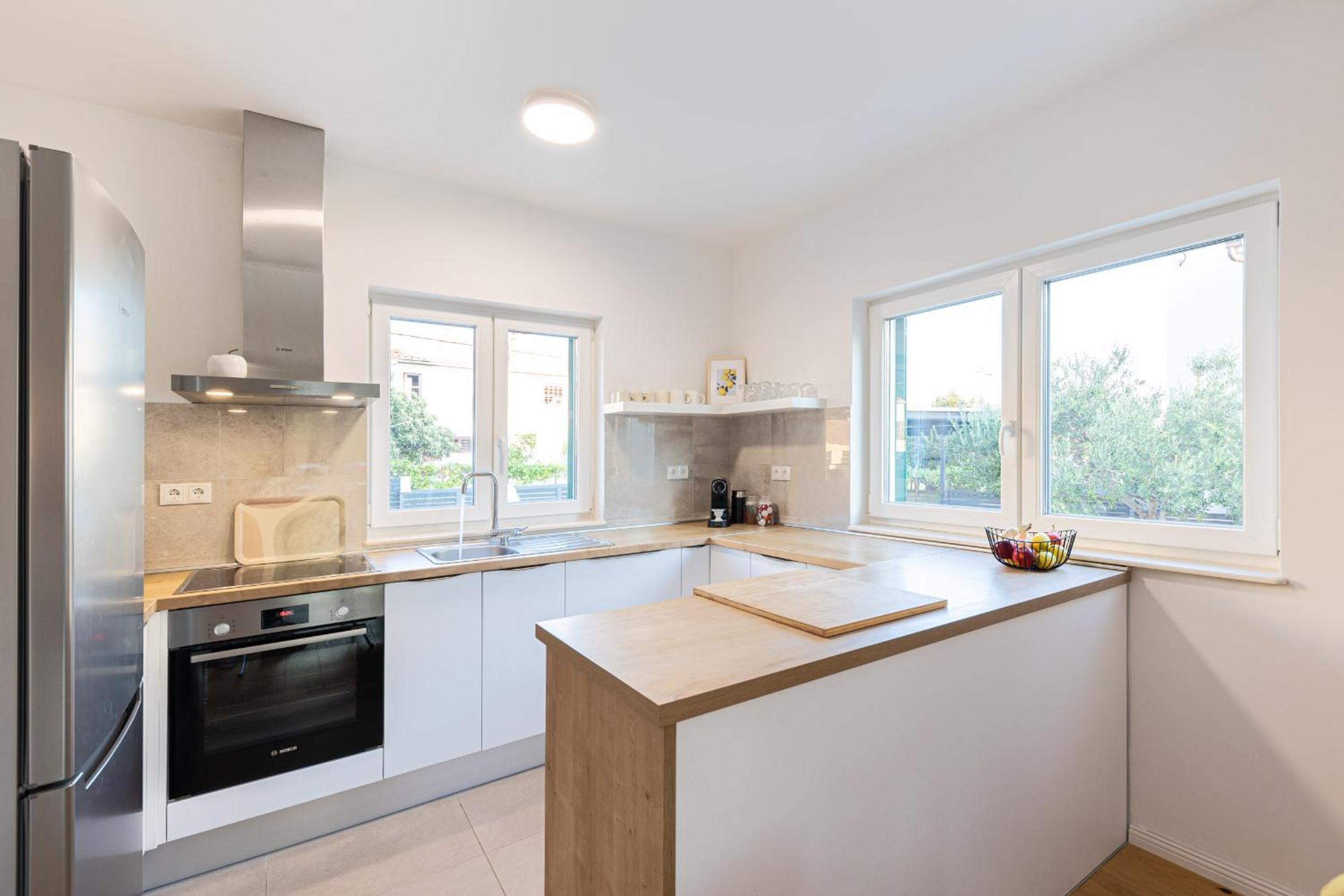 3 Bed Apt Sleeps 6 - Large Terrace & Free Parking view 5
