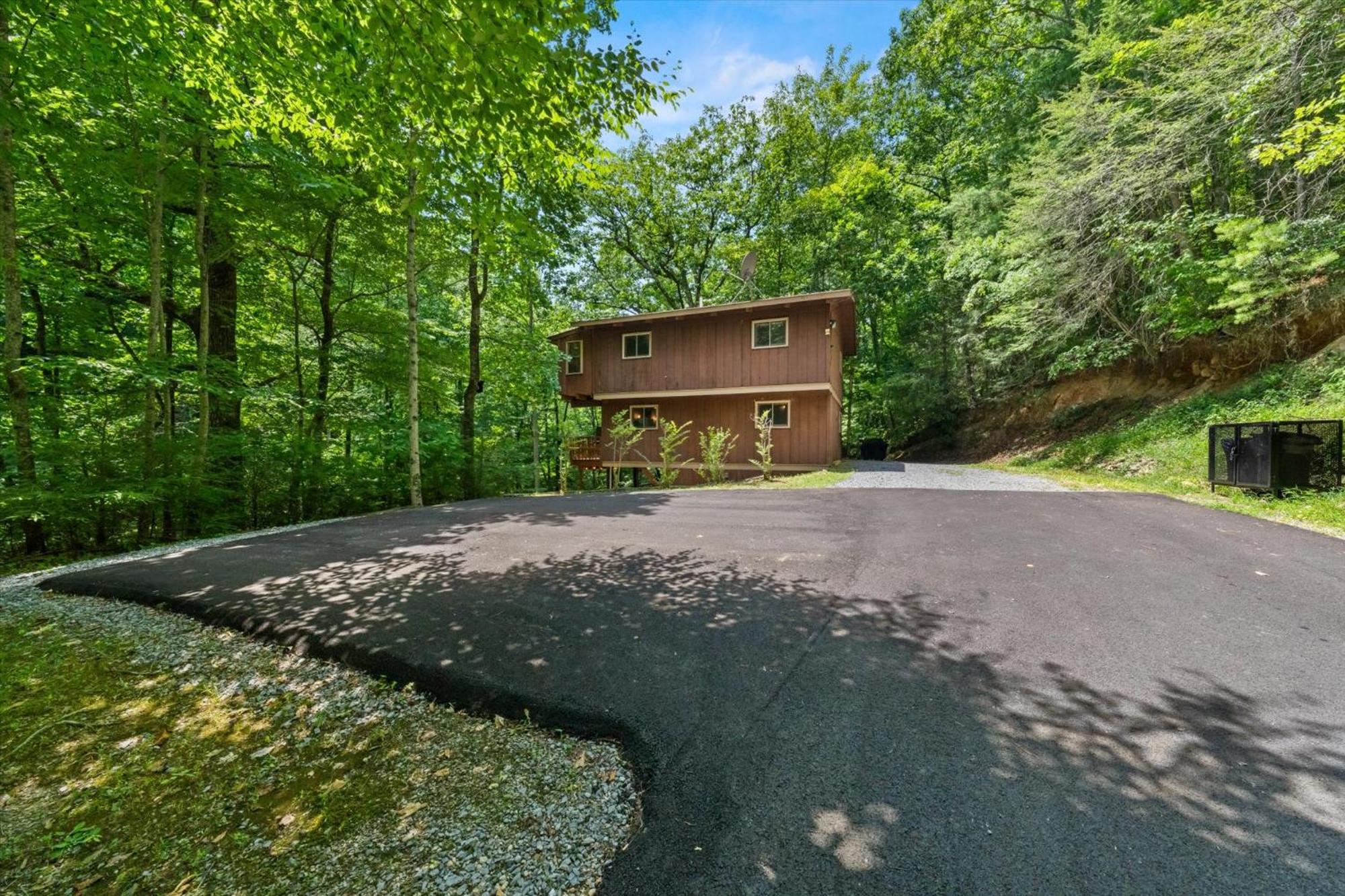 Lazy Bear Landing 4BR, 2 Kitchens, Woodsy Retreat view 5
