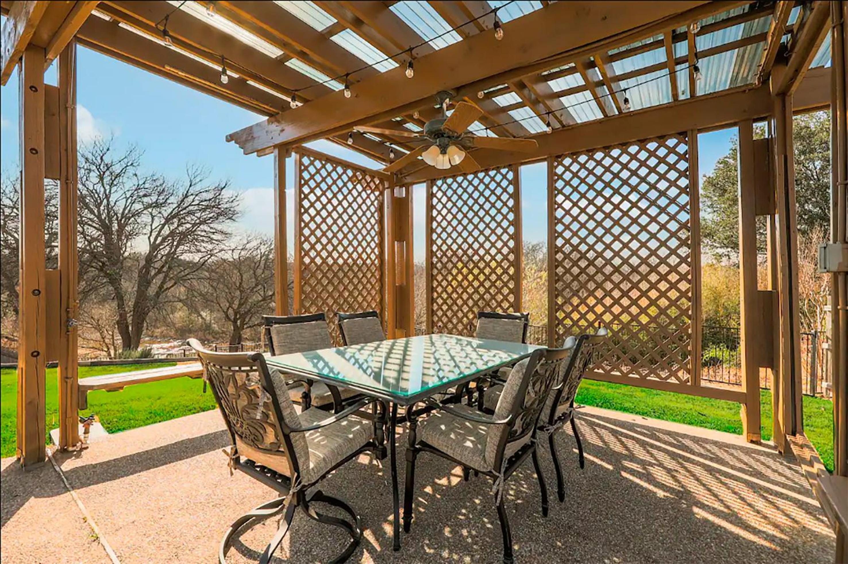 Hotel Elite 4BR 2BA Holiday Home with Hot Tub, Pool, and BBQ - Image 1