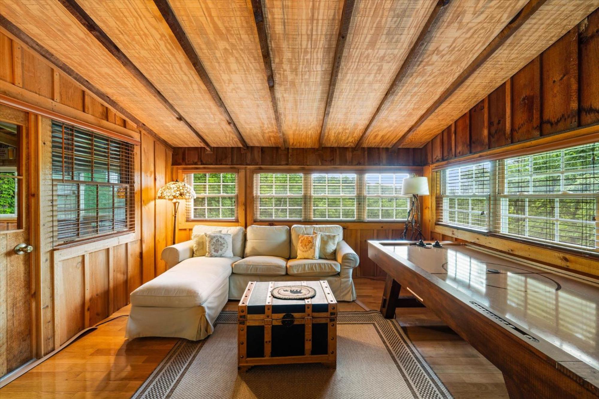 Huckleberry Inn By Colonial Properties view 2