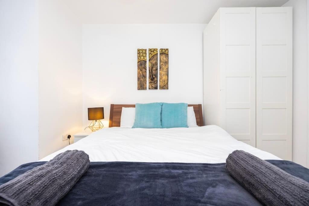 Modernised 3 bed pad in London ground floor with balcony and walking distance to tube stations