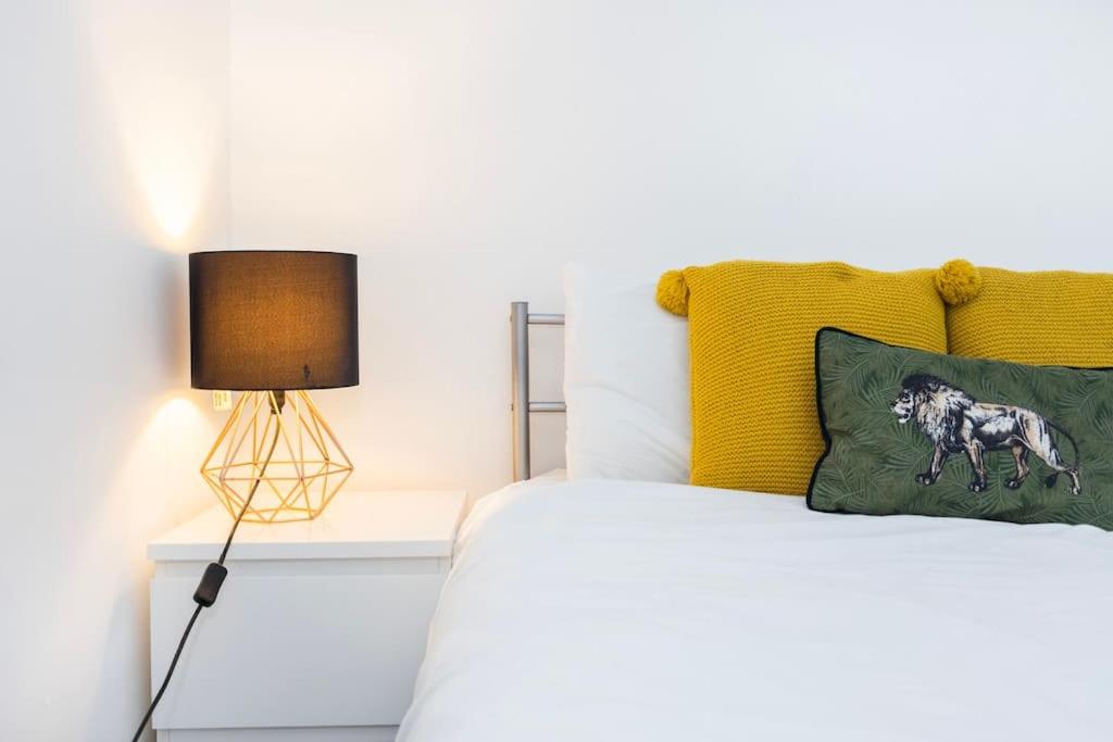 Modernised 3 bed pad in London ground floor with balcony and walking distance to tube stations