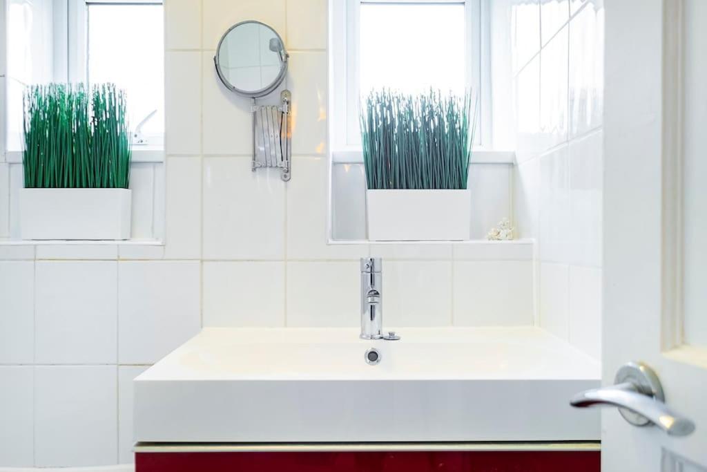 Modernised 3 bed pad in London ground floor with balcony and walking distance to tube stations