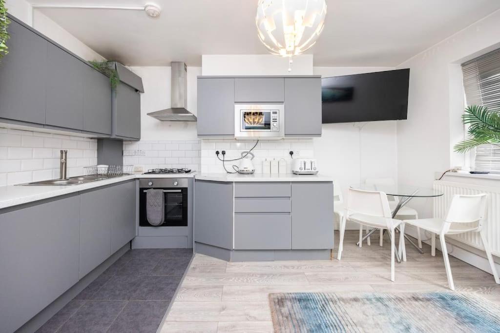 Modernised 3 bed pad in London ground floor with balcony and walking distance to tube stations