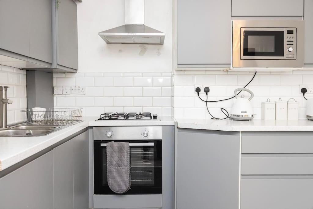 Modernised 3 bed pad in London ground floor with balcony and walking distance to tube stations