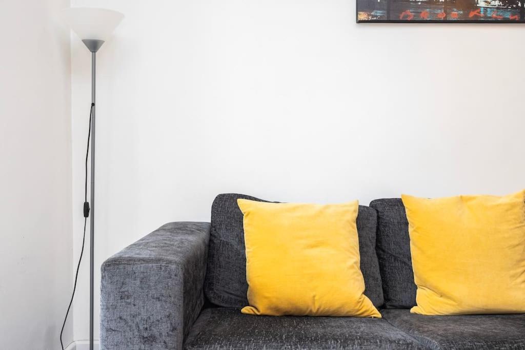 Modernised 3 bed pad in London ground floor with balcony and walking distance to tube stations