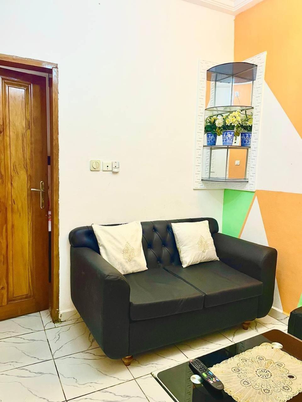1 Bed Studio Sleeps 2 - Canal View Parking Wifi