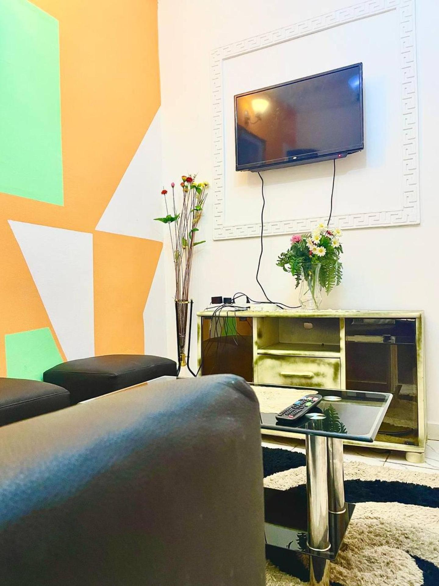 1 Bed Studio Sleeps 2 - Canal View Parking Wifi