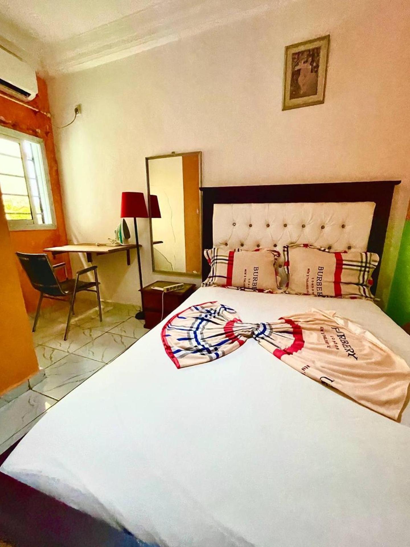 1 Bed Studio Sleeps 2 - Canal View Parking Wifi