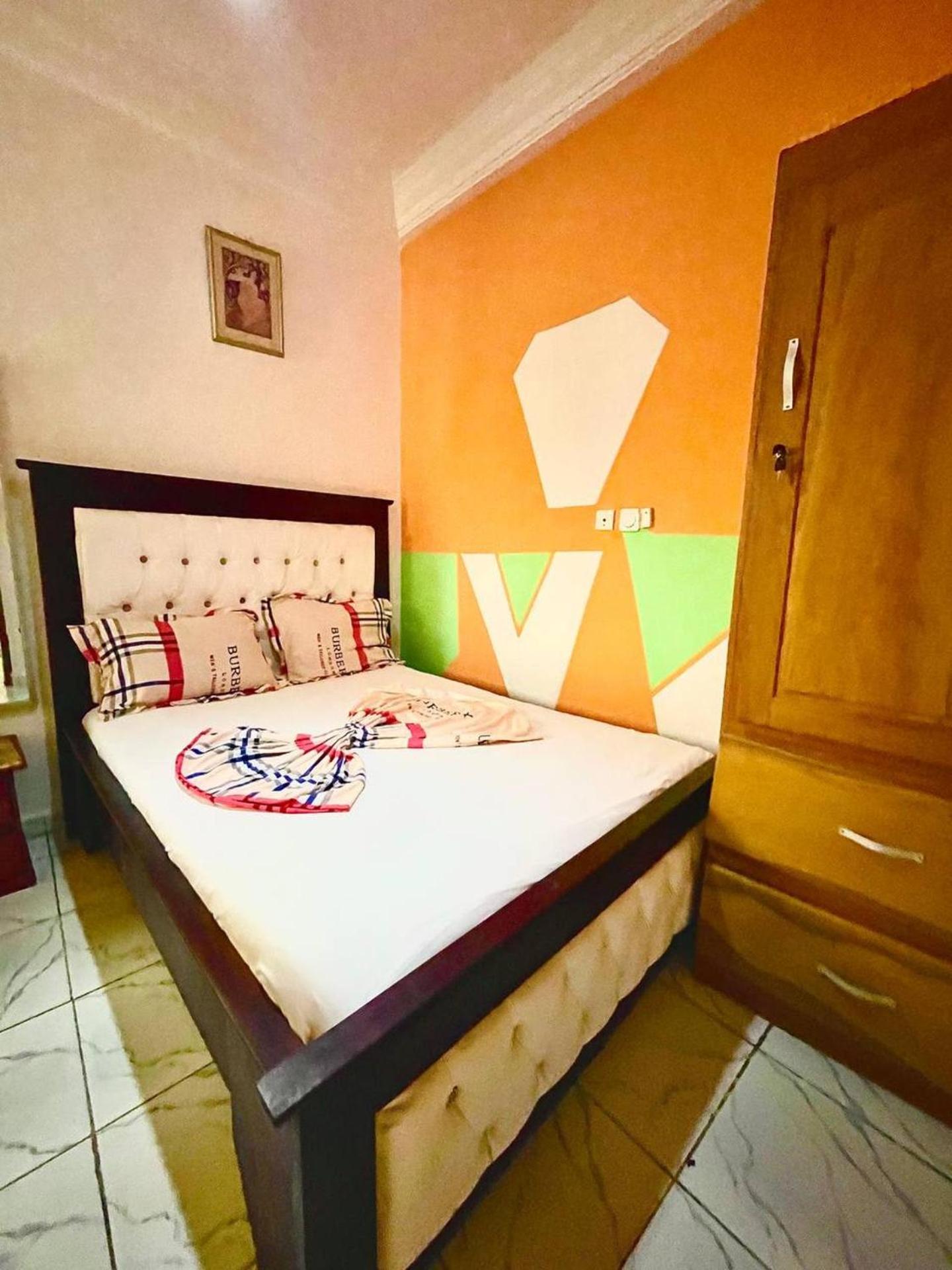 1 Bed Studio Sleeps 2 - Canal View Parking Wifi