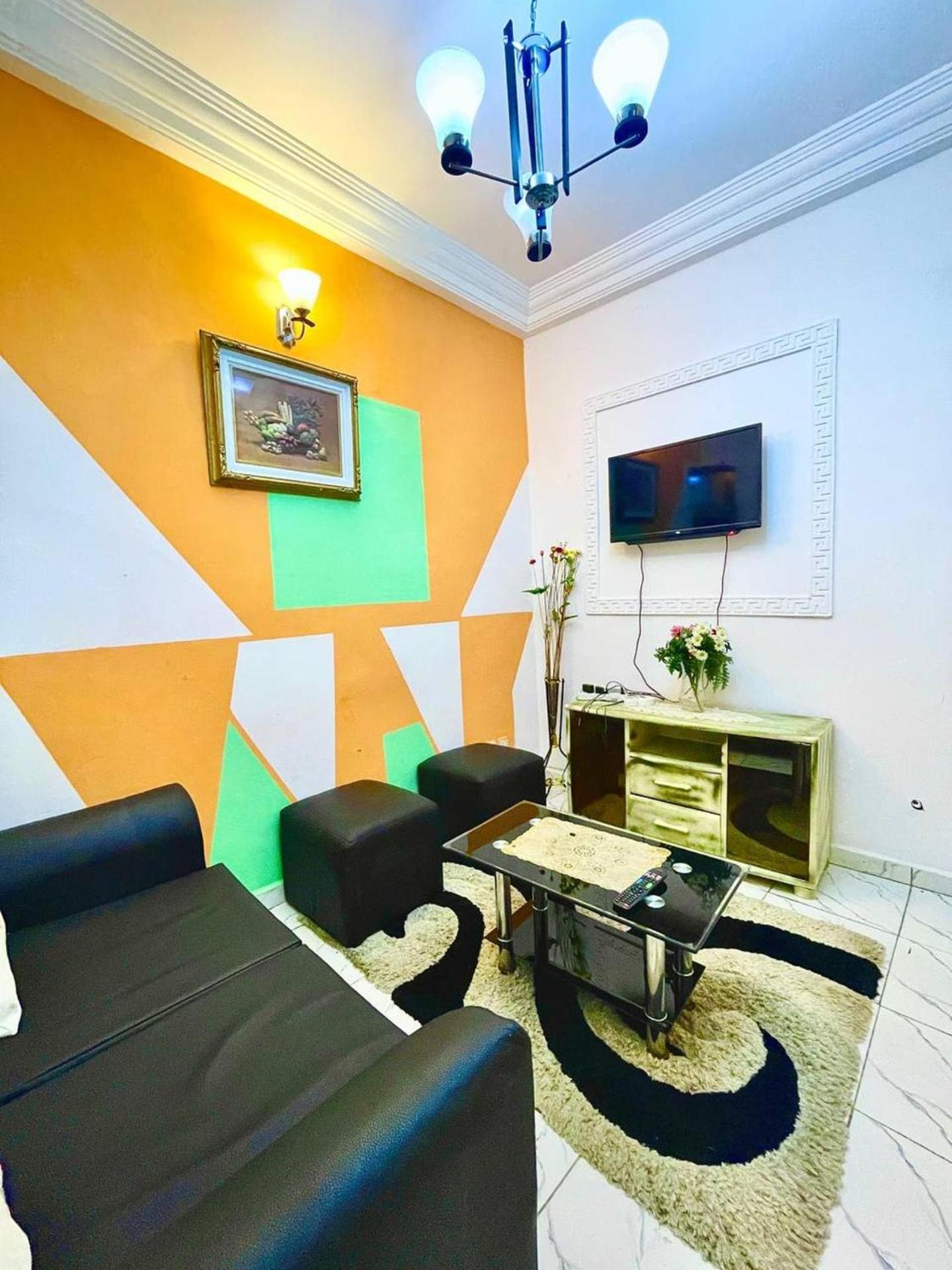 1 Bed Studio Sleeps 2 - Canal View Parking Wifi
