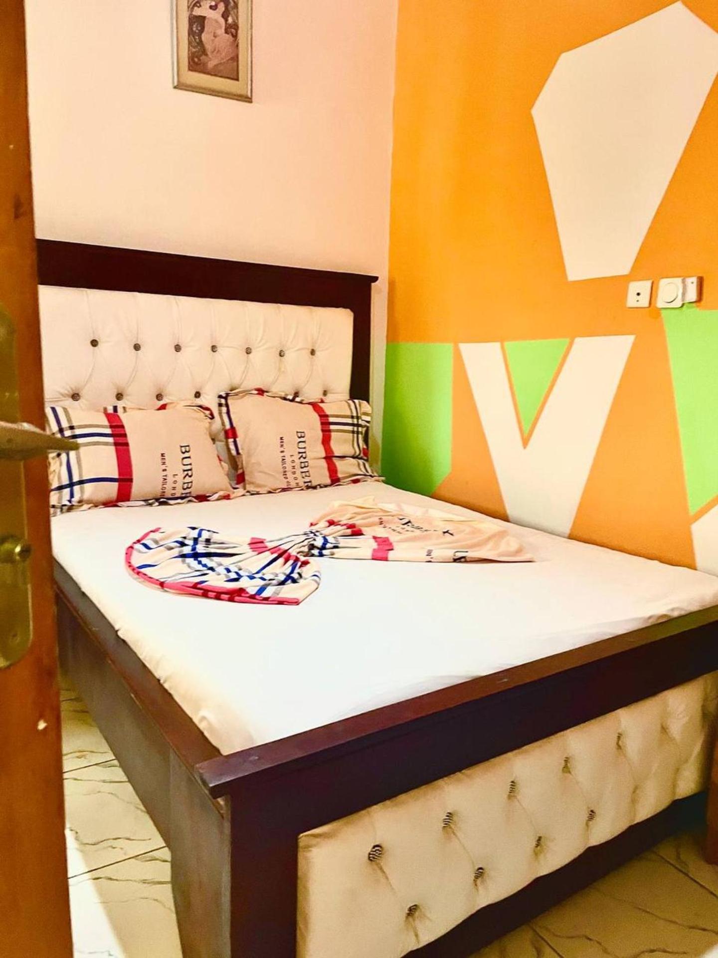 1 Bed Studio Sleeps 2 - Canal View Parking Wifi