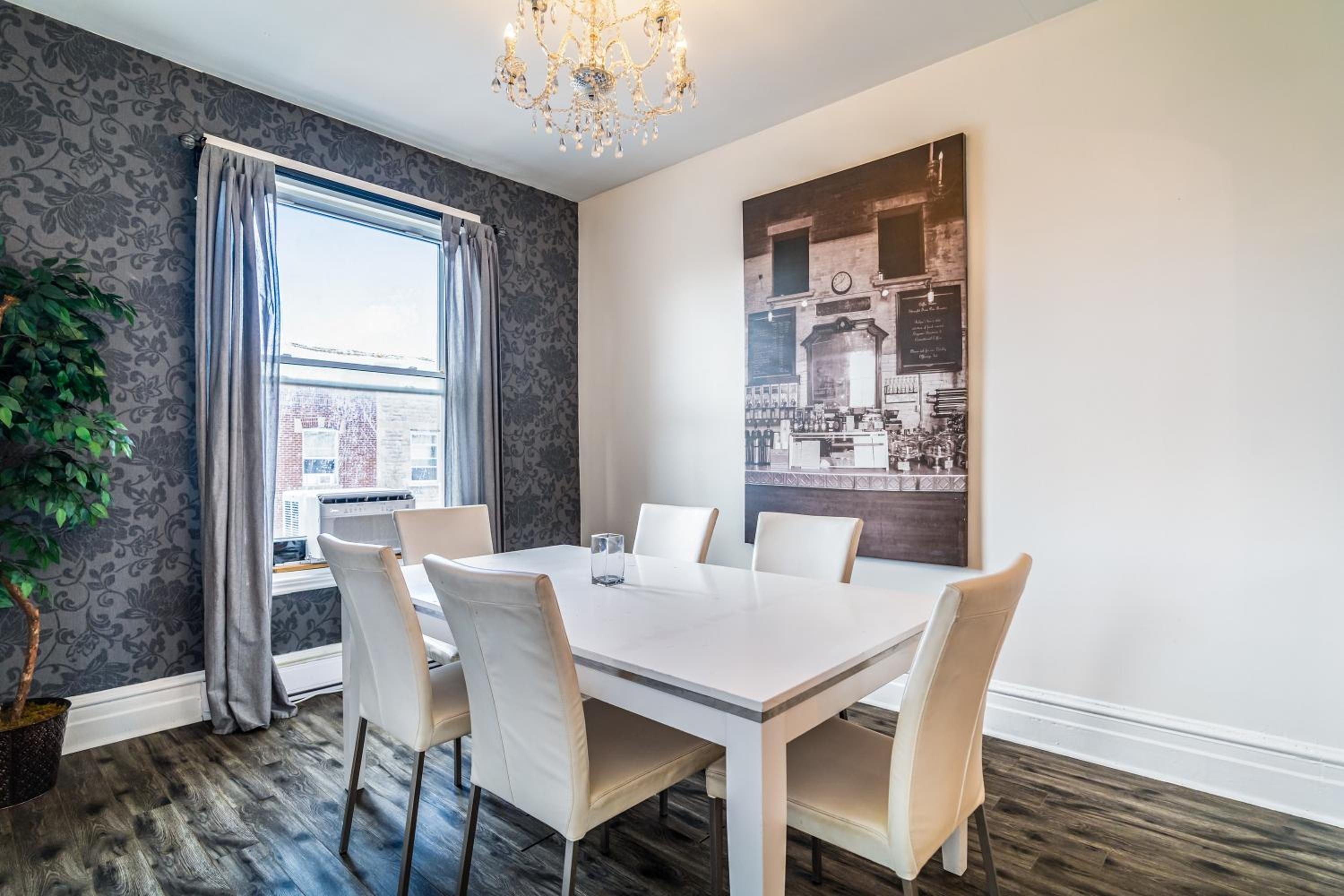 Chez Mont Royal Apartments!