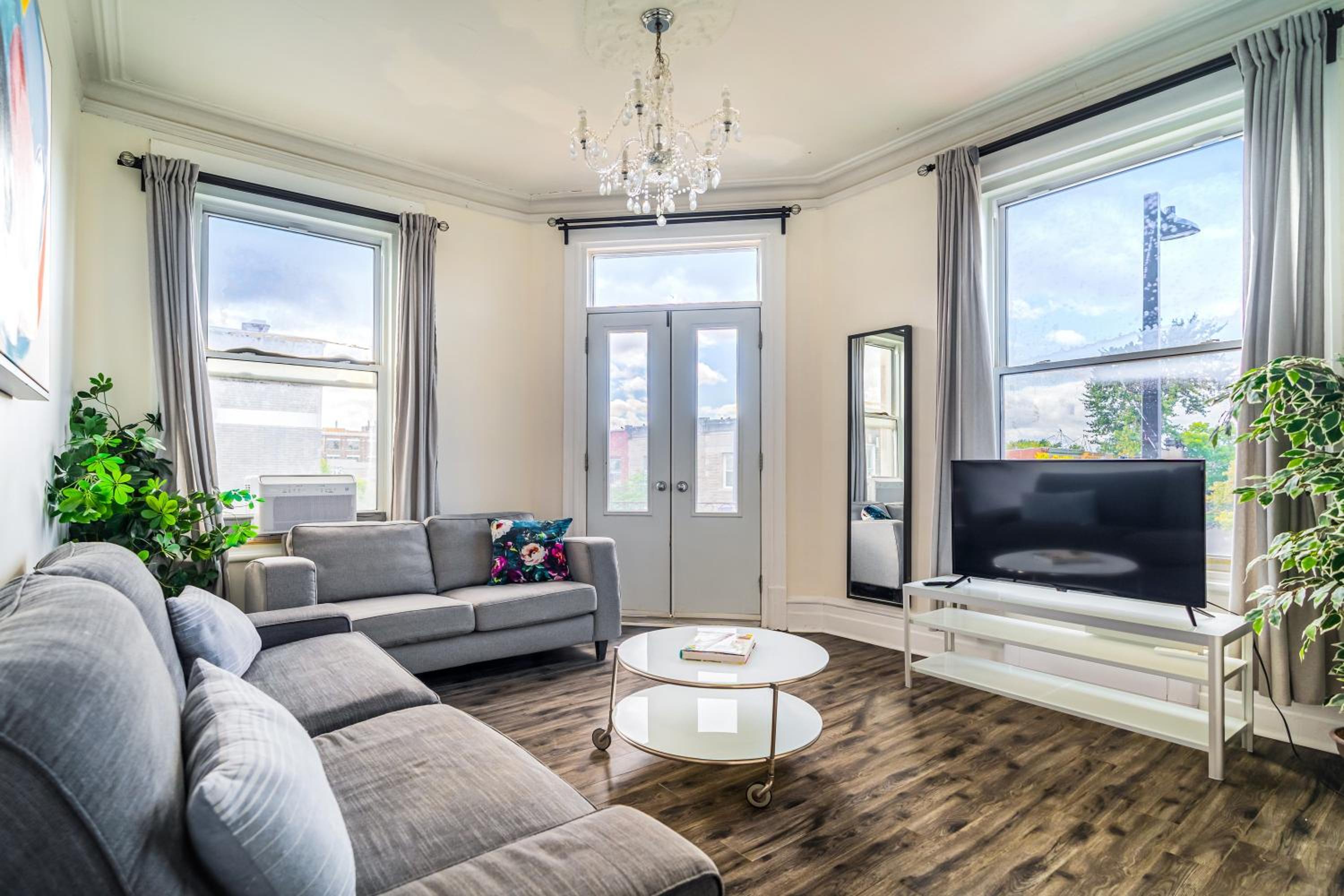 Chez Mont Royal Apartments!