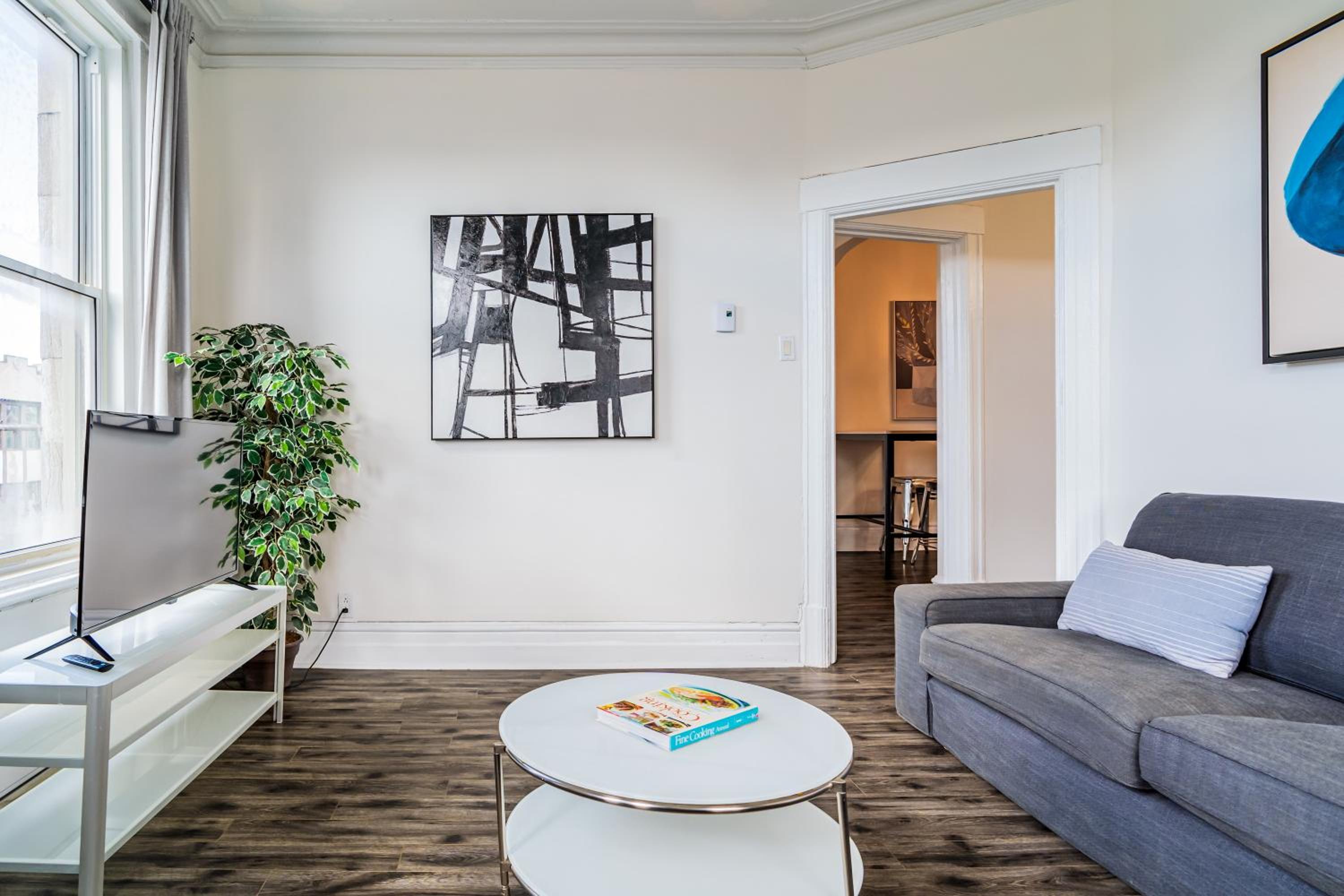 Chez Mont Royal Apartments!