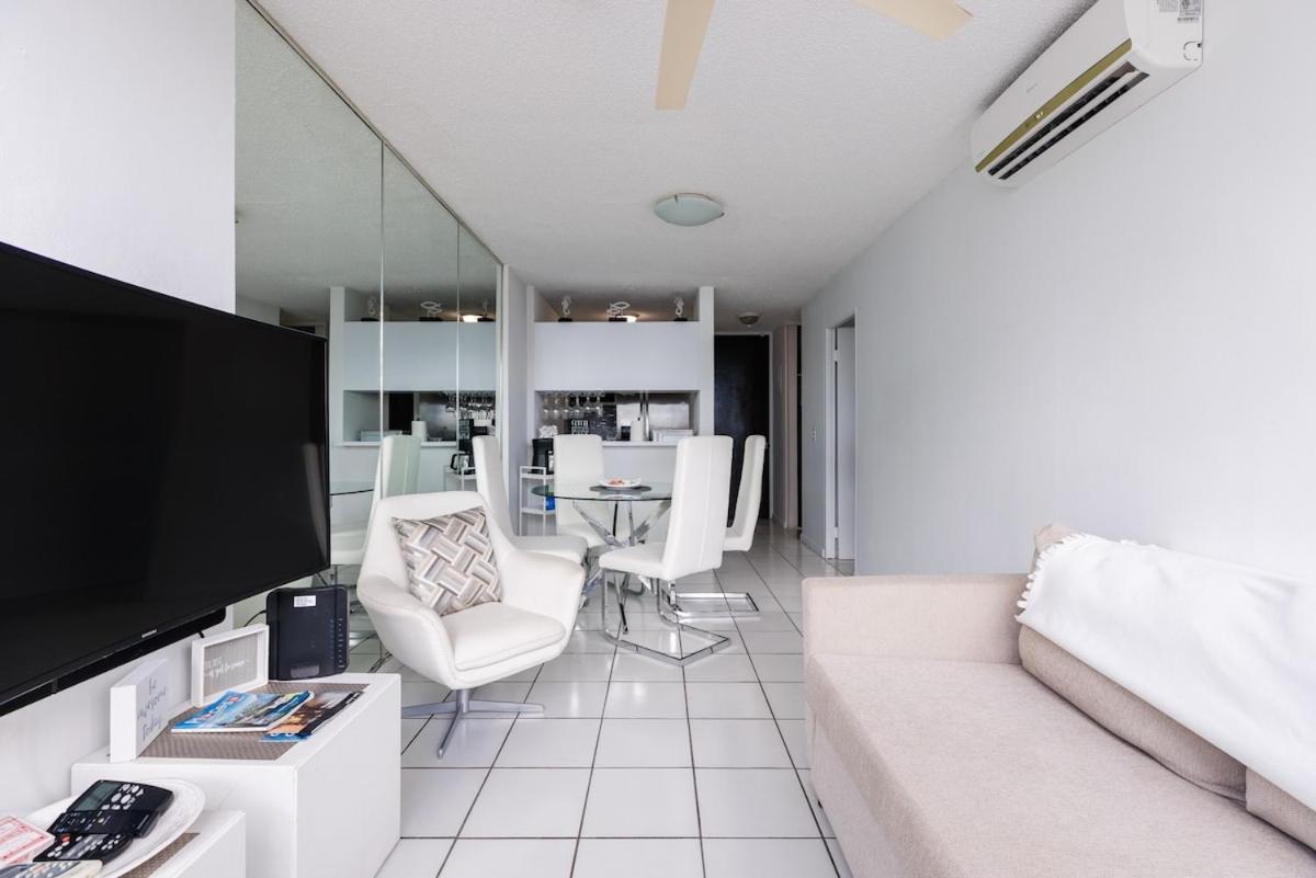 Luxury Central Location w Pool & King Size Bed view 5