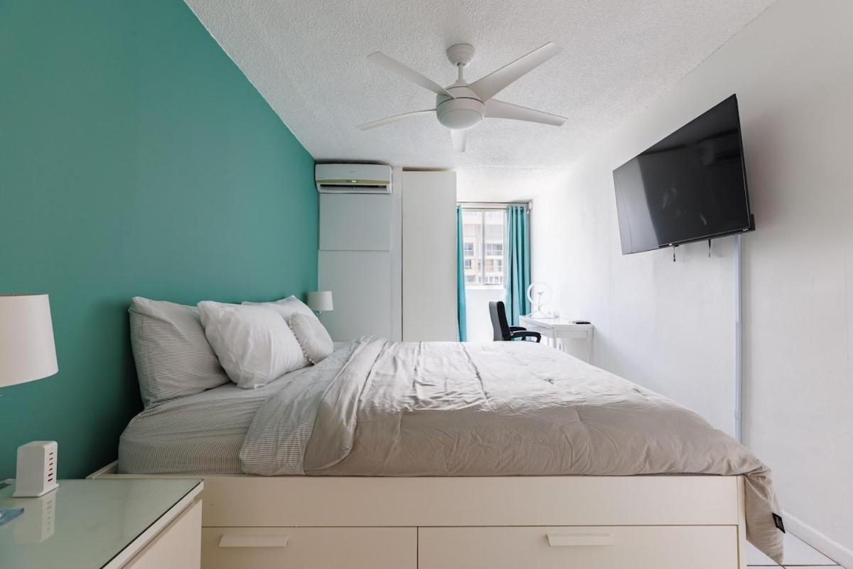 Luxury Central Location w Pool & King Size Bed view 3