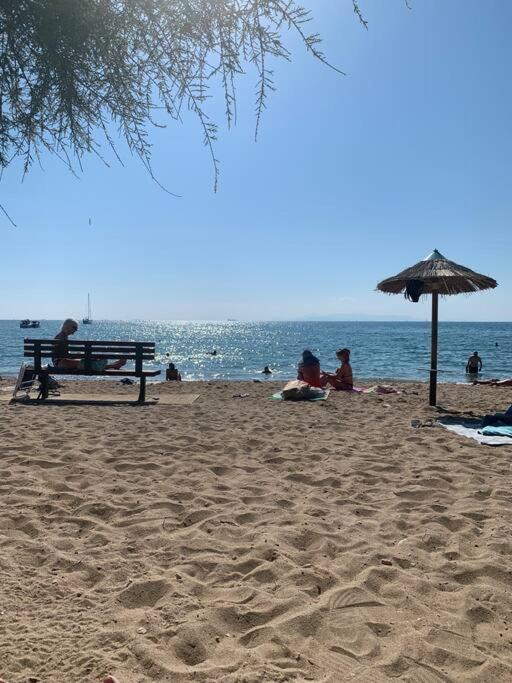 Renovated fully equipped 2 Bedroom cozy Apartment near the sea photo 5