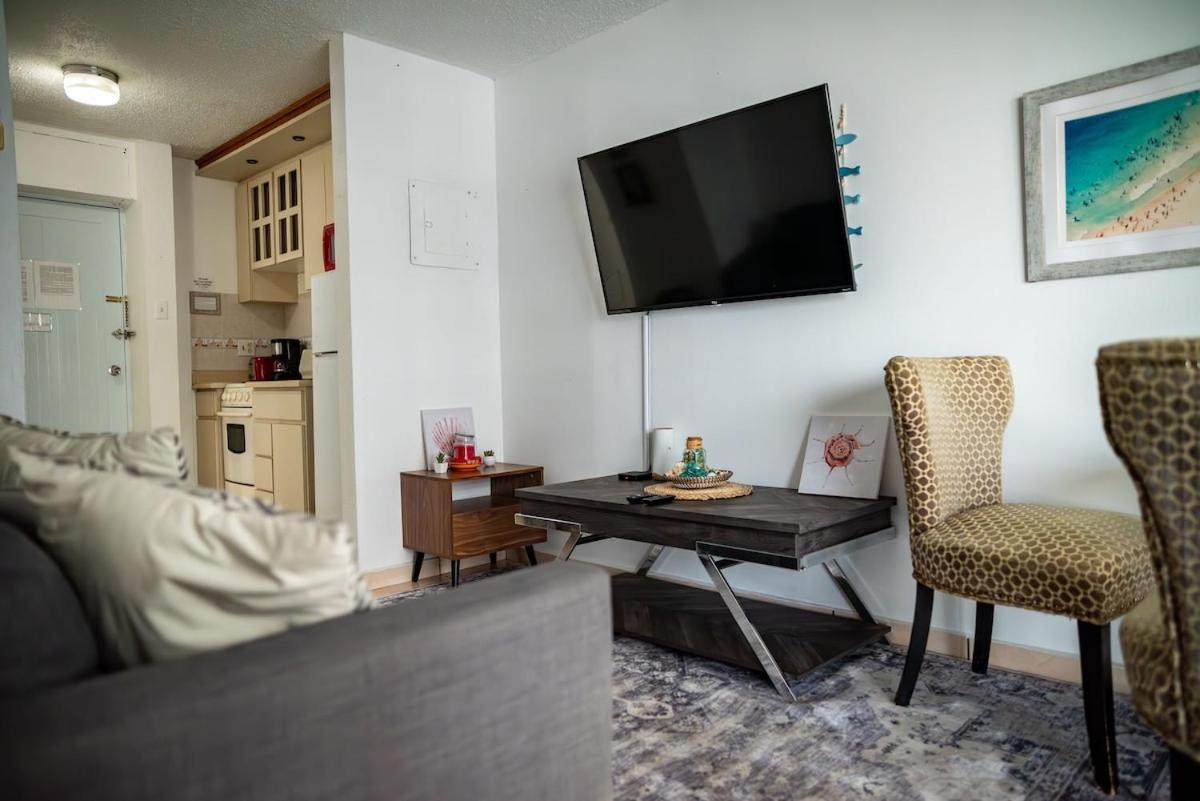 Modern Isla Verde Apt- Beach & Pool near Foxwoods