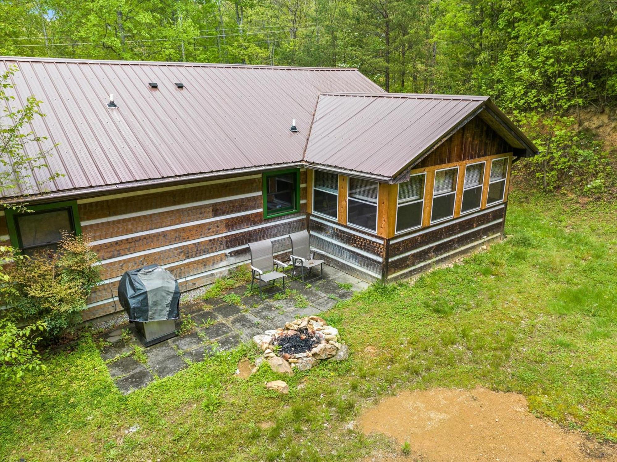 Lazy Bear Charming 2BR Log Cabin view 4