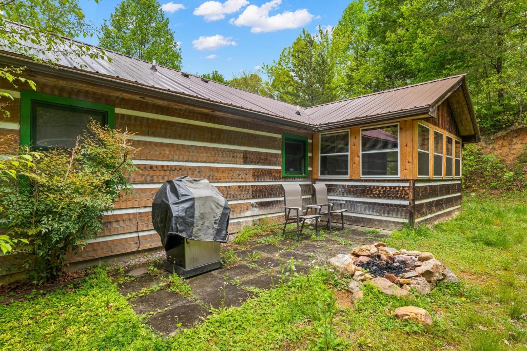 Lazy Bear Charming 2BR Log Cabin view 5