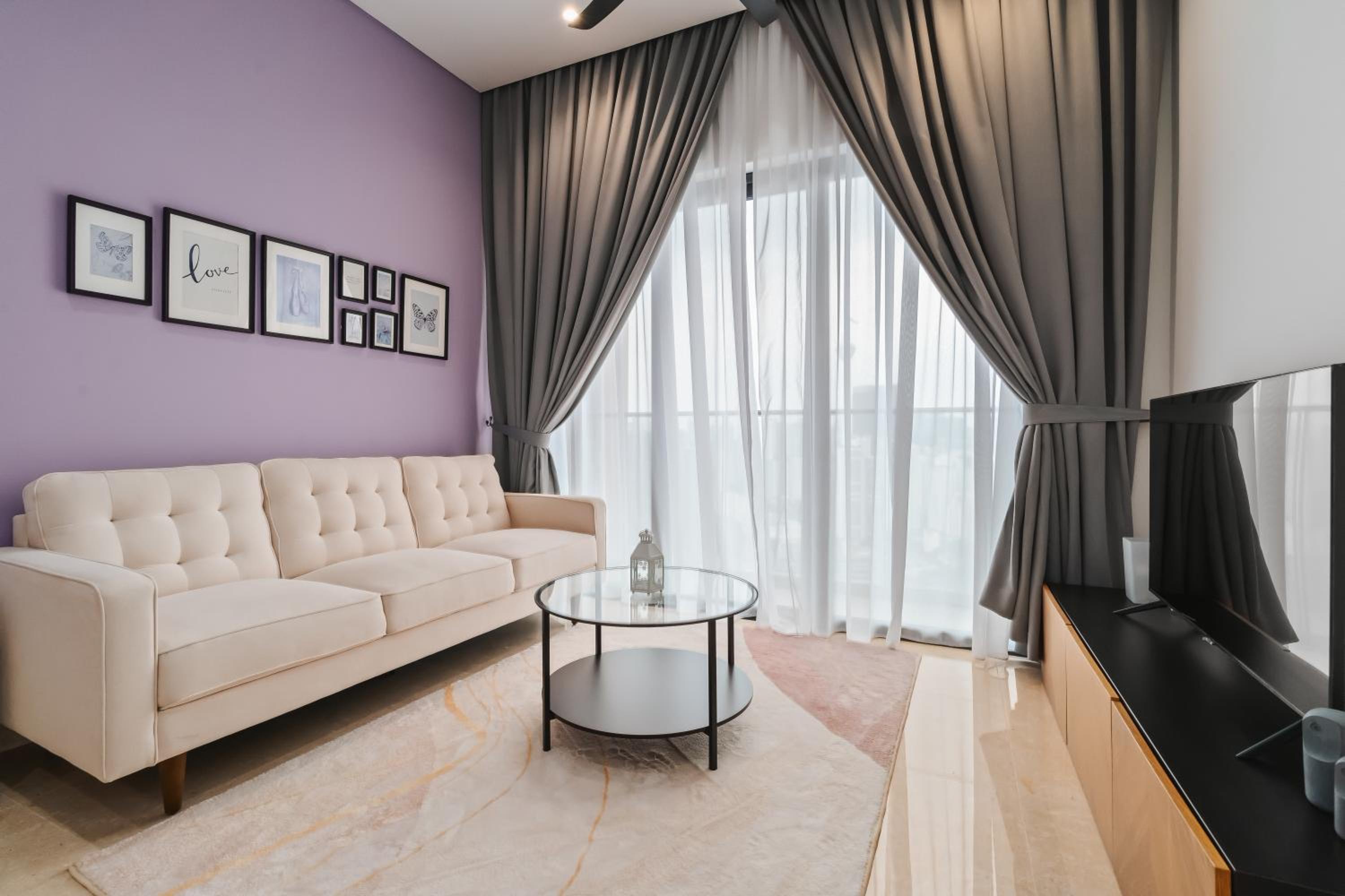 Twin Tower View 2BR Suite with Balcony next to Lalaport BBCC Shopping Mall 3-mins to LRT Station