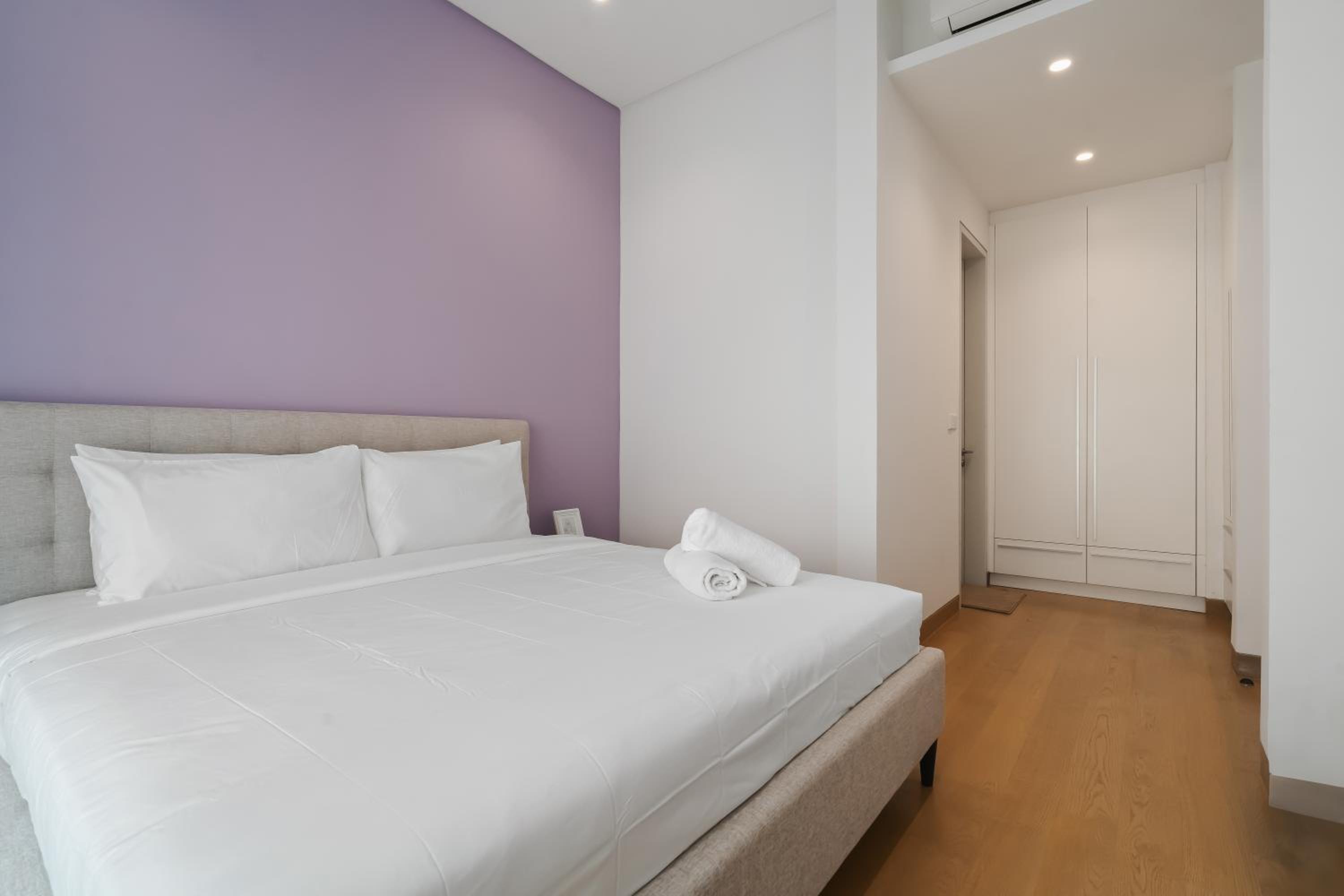Twin Tower View 2BR Suite with Balcony next to Lalaport BBCC Shopping Mall 3-mins to LRT Station