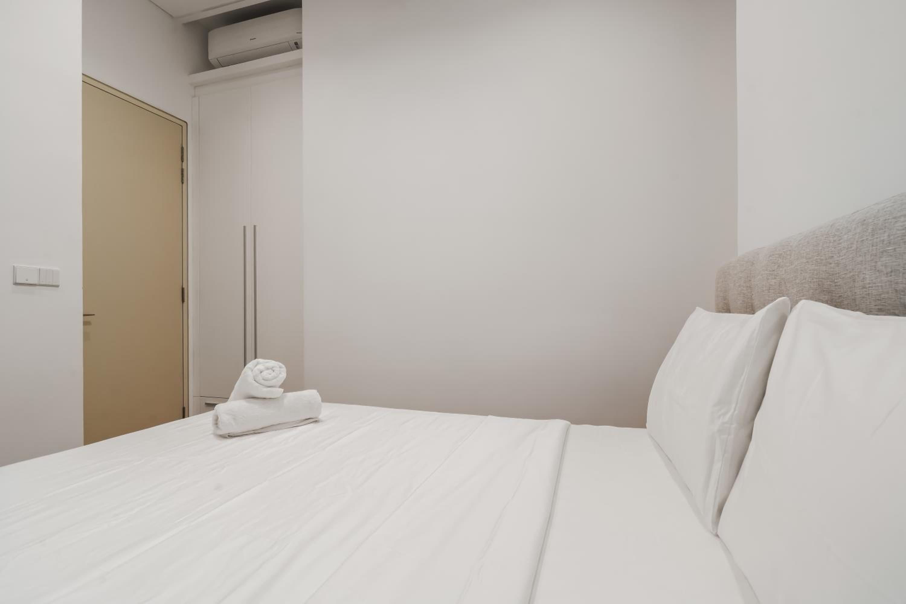 Twin Tower View 2BR Suite with Balcony next to Lalaport BBCC Shopping Mall 3-mins to LRT Station