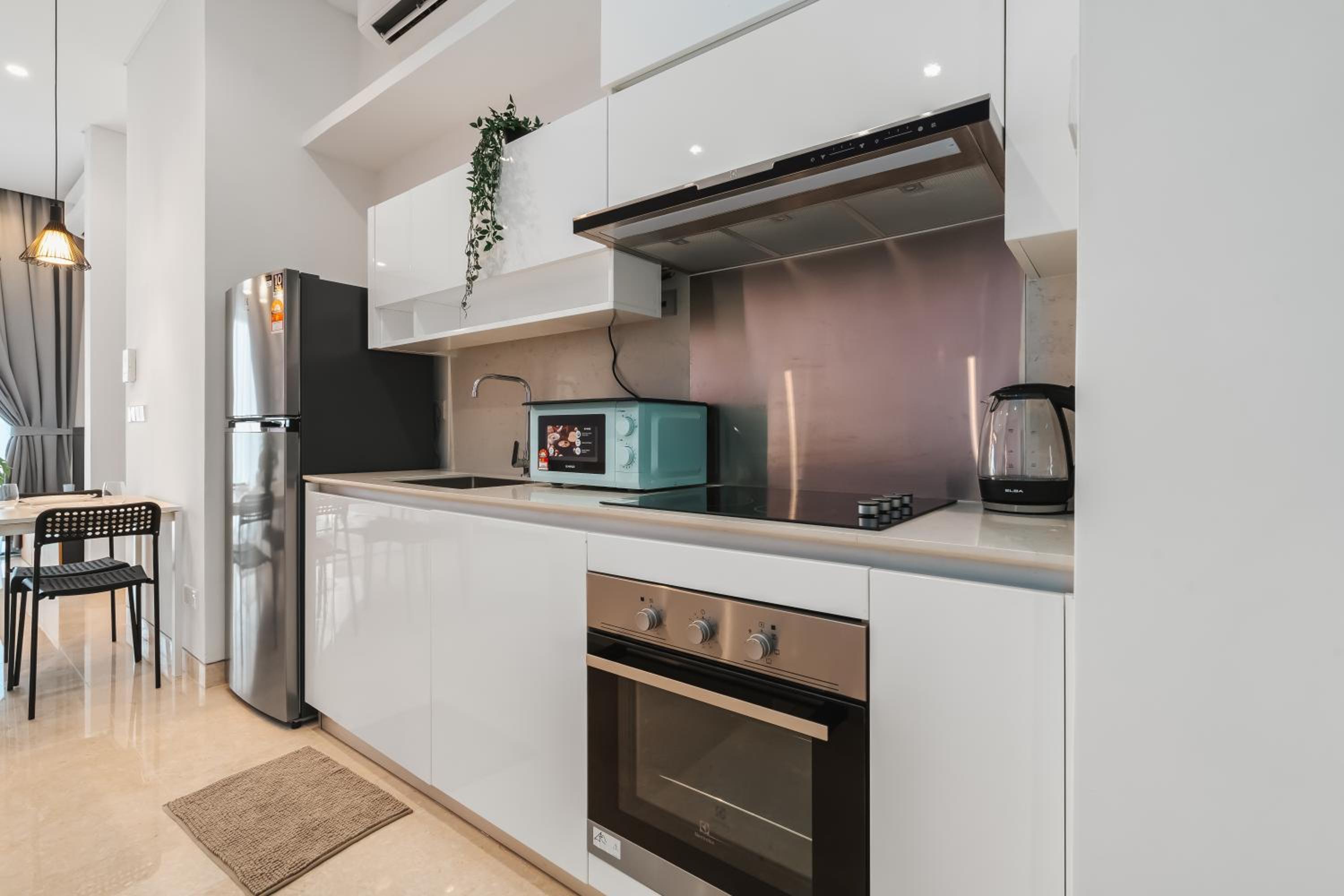 Twin Tower View 2BR Suite with Balcony next to Lalaport BBCC Shopping Mall 3-mins to LRT Station
