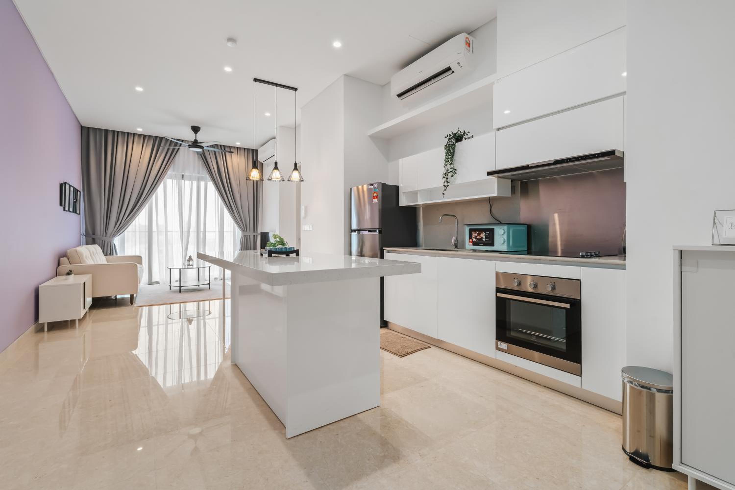 Twin Tower View 2BR Suite with Balcony next to Lalaport BBCC Shopping Mall 3-mins to LRT Station