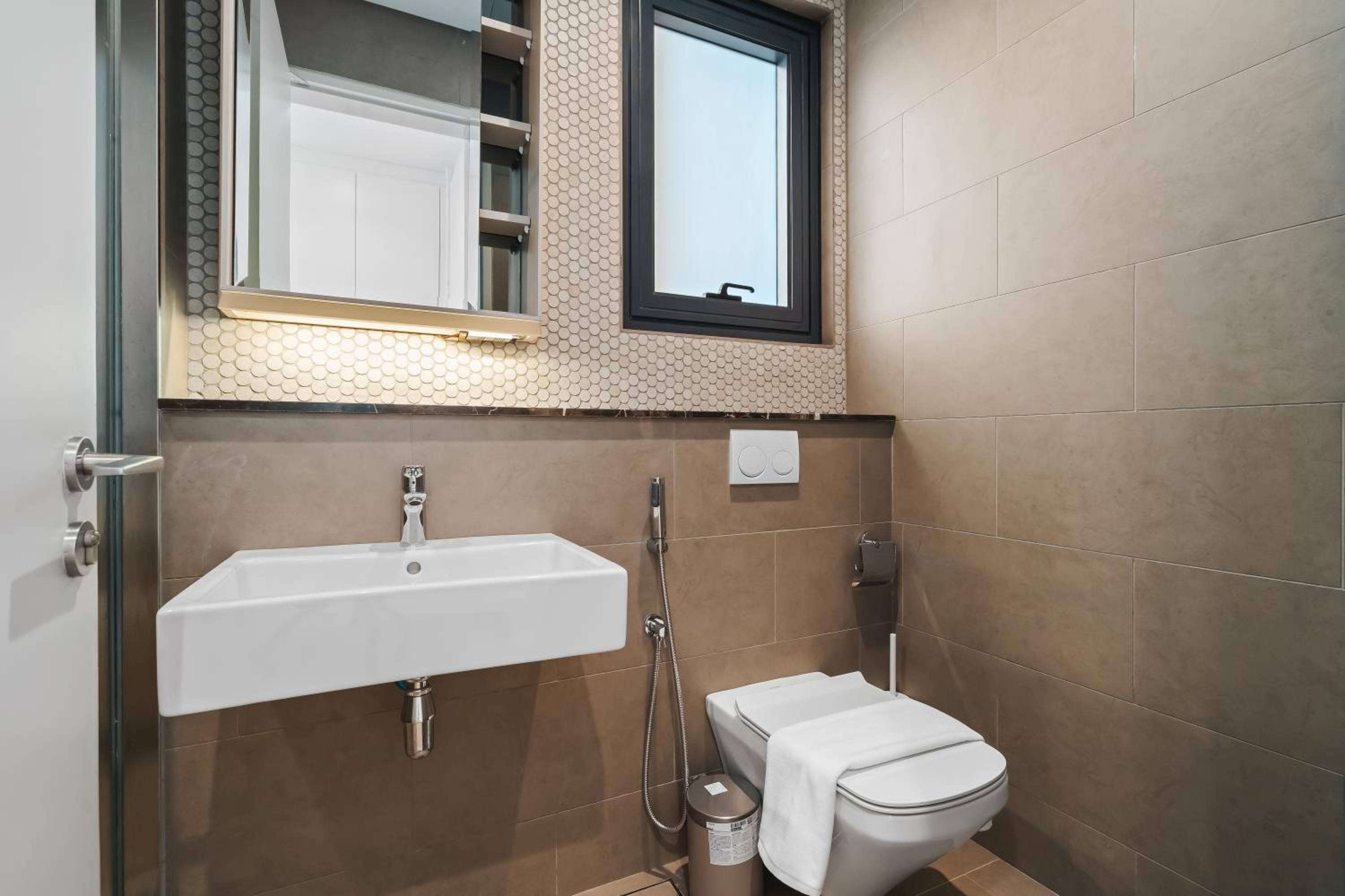 Twin Tower View 2BR Suite with Balcony next to Lalaport BBCC Shopping Mall 3-mins to LRT Station