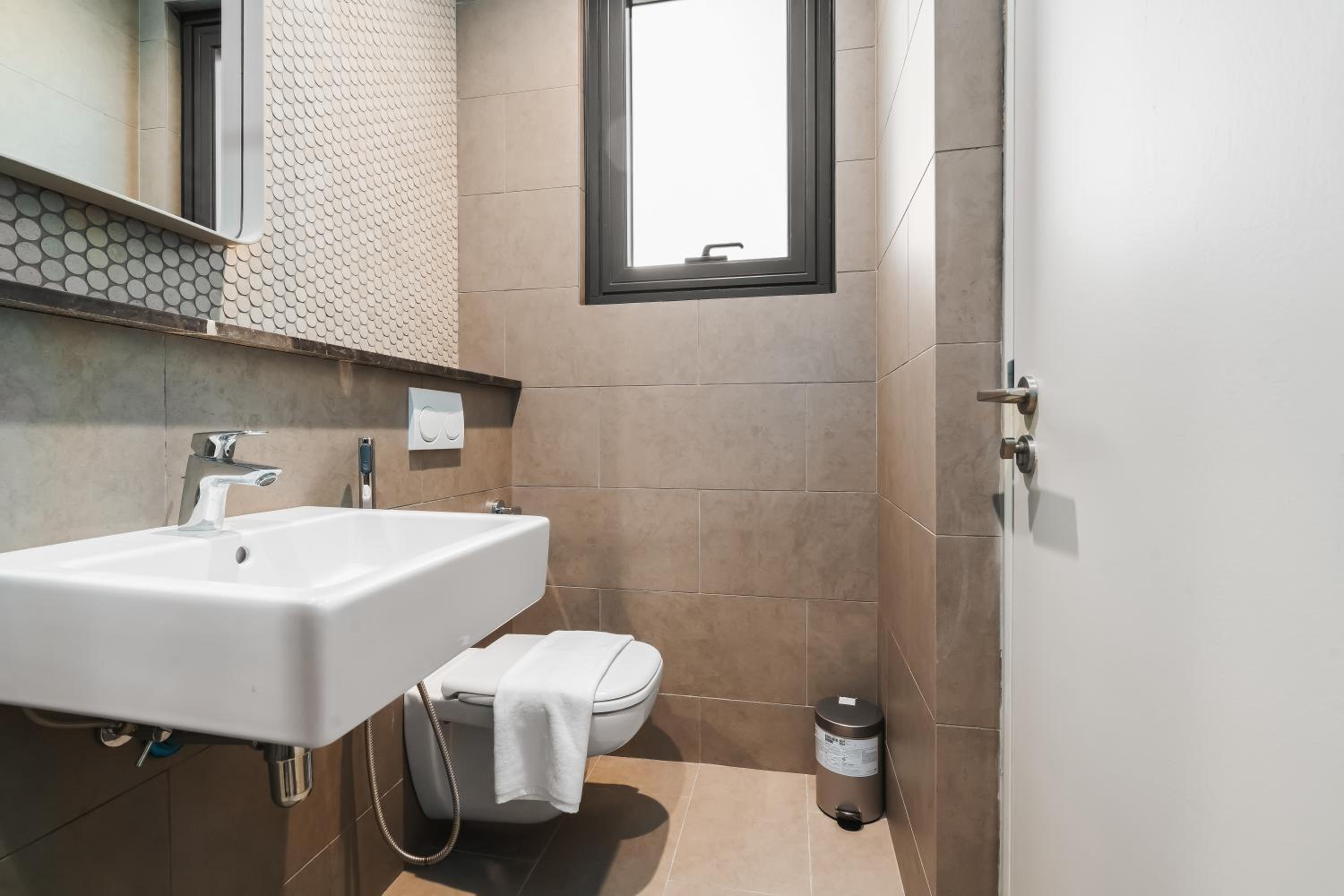 Twin Tower View 2BR Suite with Balcony next to Lalaport BBCC Shopping Mall 3-mins to LRT Station