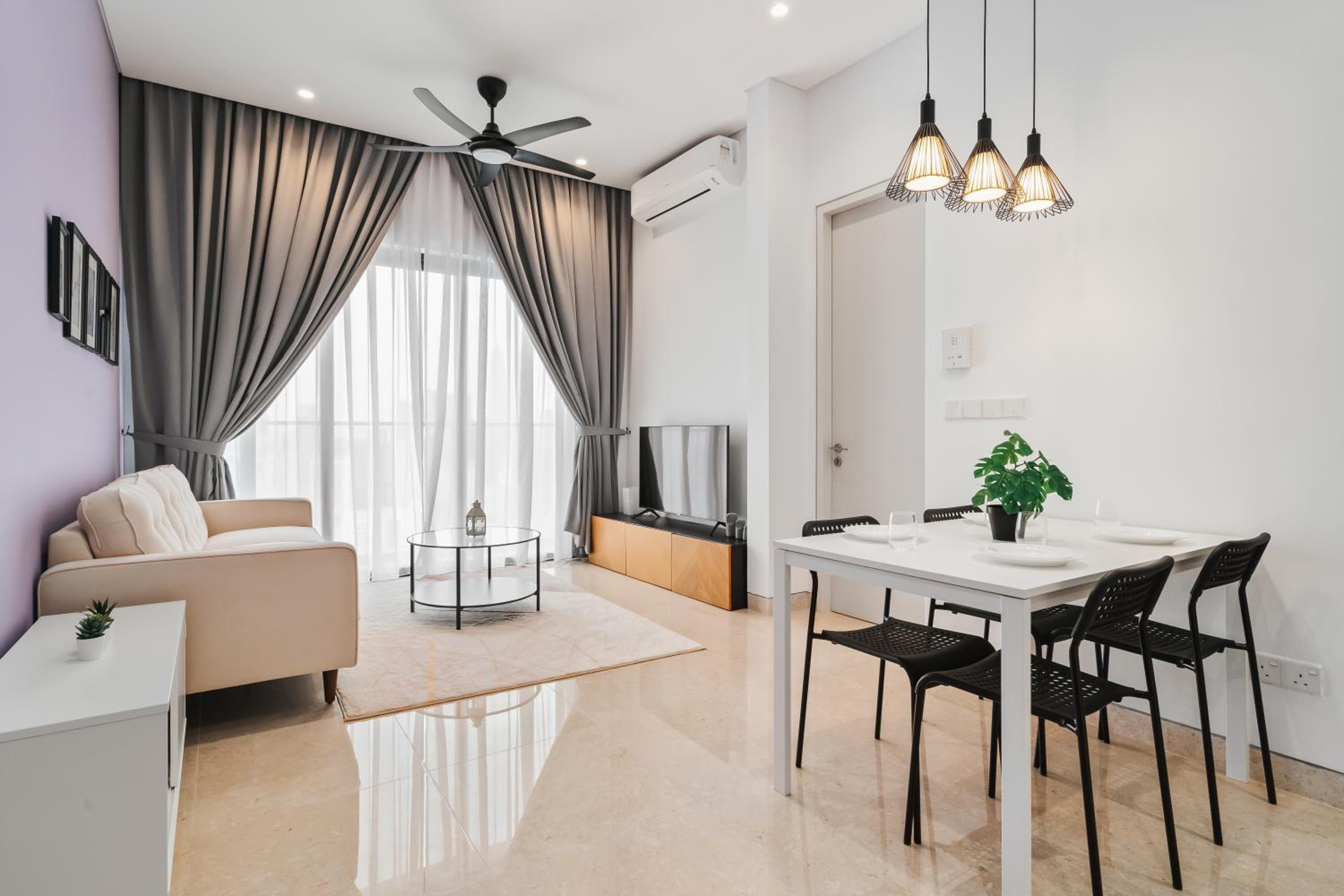 Twin Tower View 2BR Suite with Balcony next to Lalaport BBCC Shopping Mall 3-mins to LRT Station