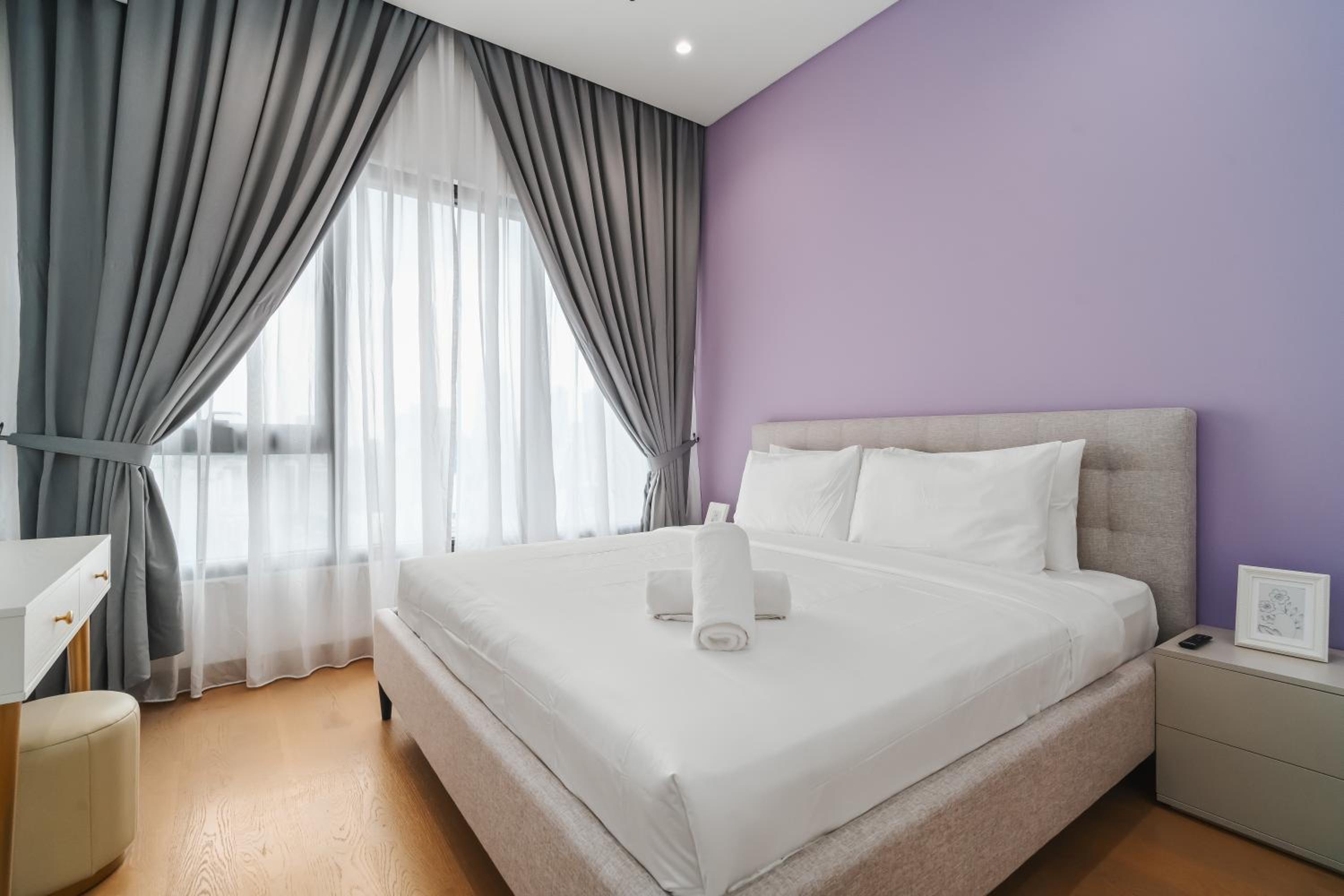 Twin Tower View 2BR Suite with Balcony next to Lalaport BBCC Shopping Mall 3-mins to LRT Station