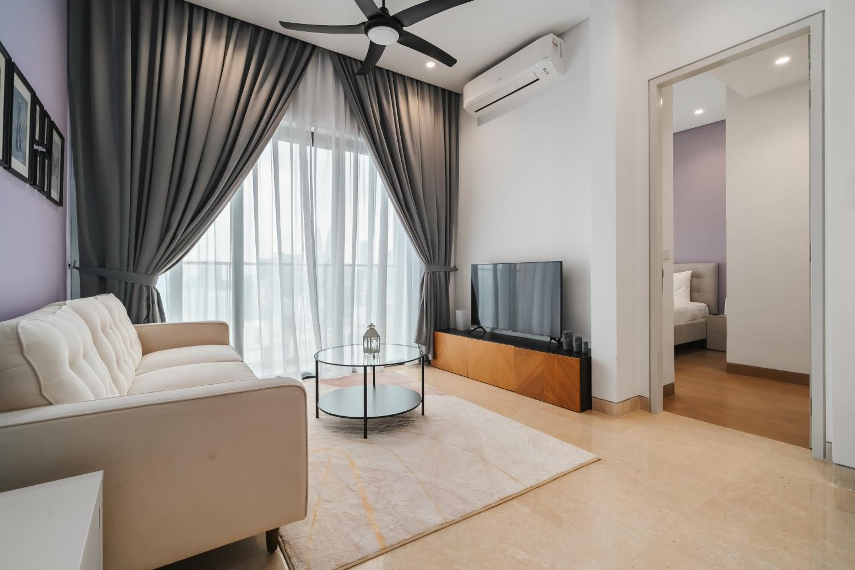 Twin Tower View 2BR Suite with Balcony next to Lalaport BBCC Shopping Mall 3-mins to LRT Station