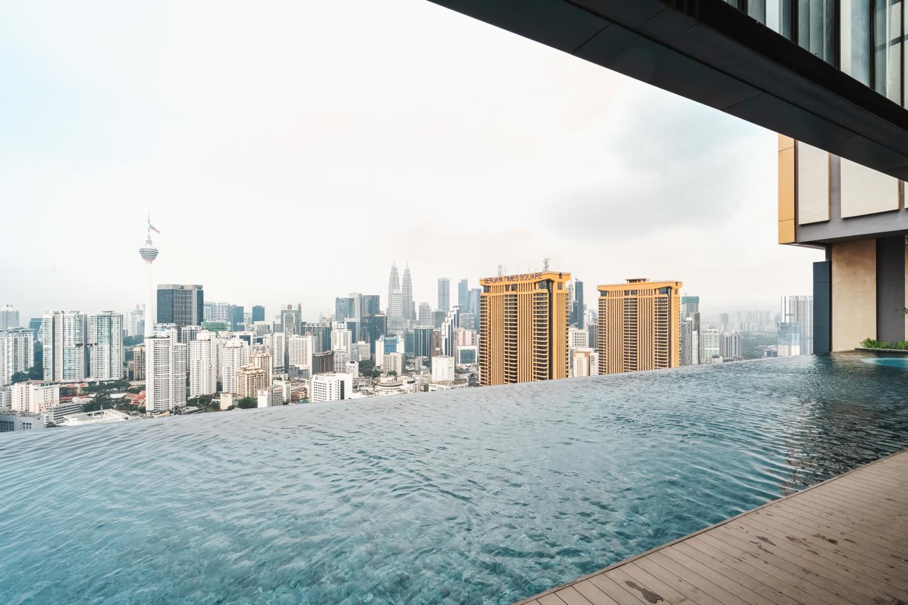 Twin Tower View 2BR Suite with Balcony next to Lalaport BBCC Shopping Mall 3-mins to LRT Station