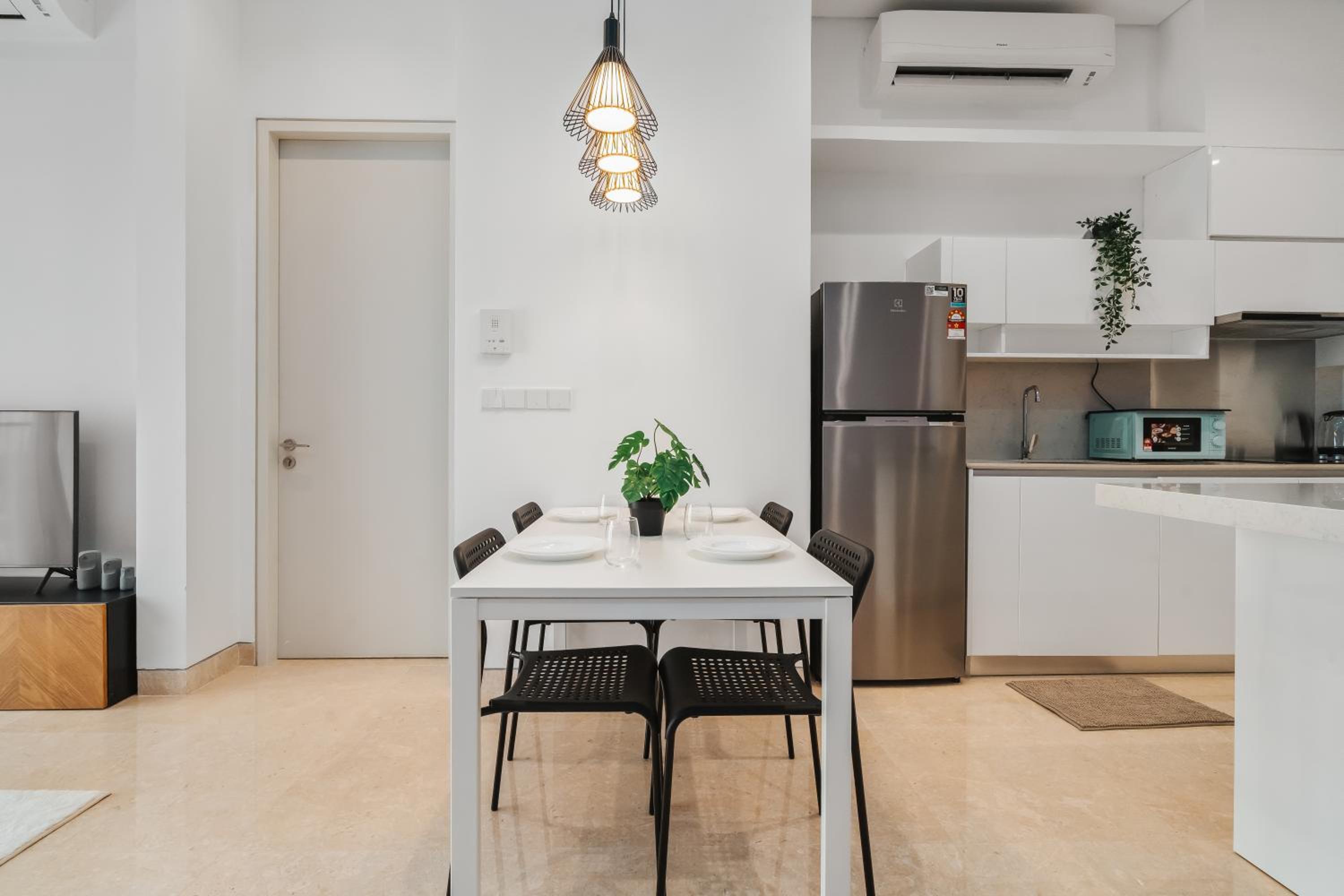 Twin Tower View 2BR Suite with Balcony next to Lalaport BBCC Shopping Mall 3-mins to LRT Station