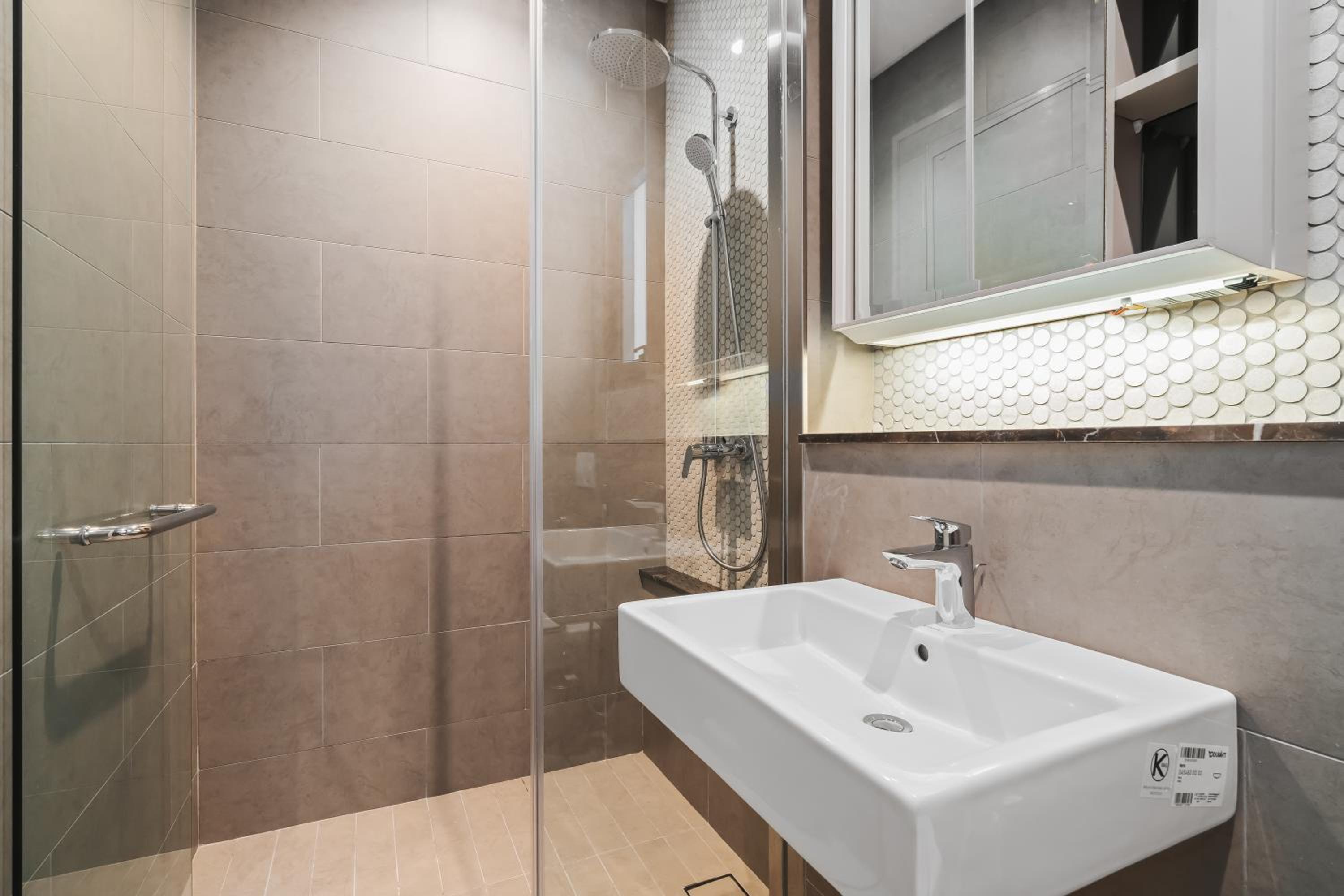 Twin Tower View 2BR Suite with Balcony next to Lalaport BBCC Shopping Mall 3-mins to LRT Station