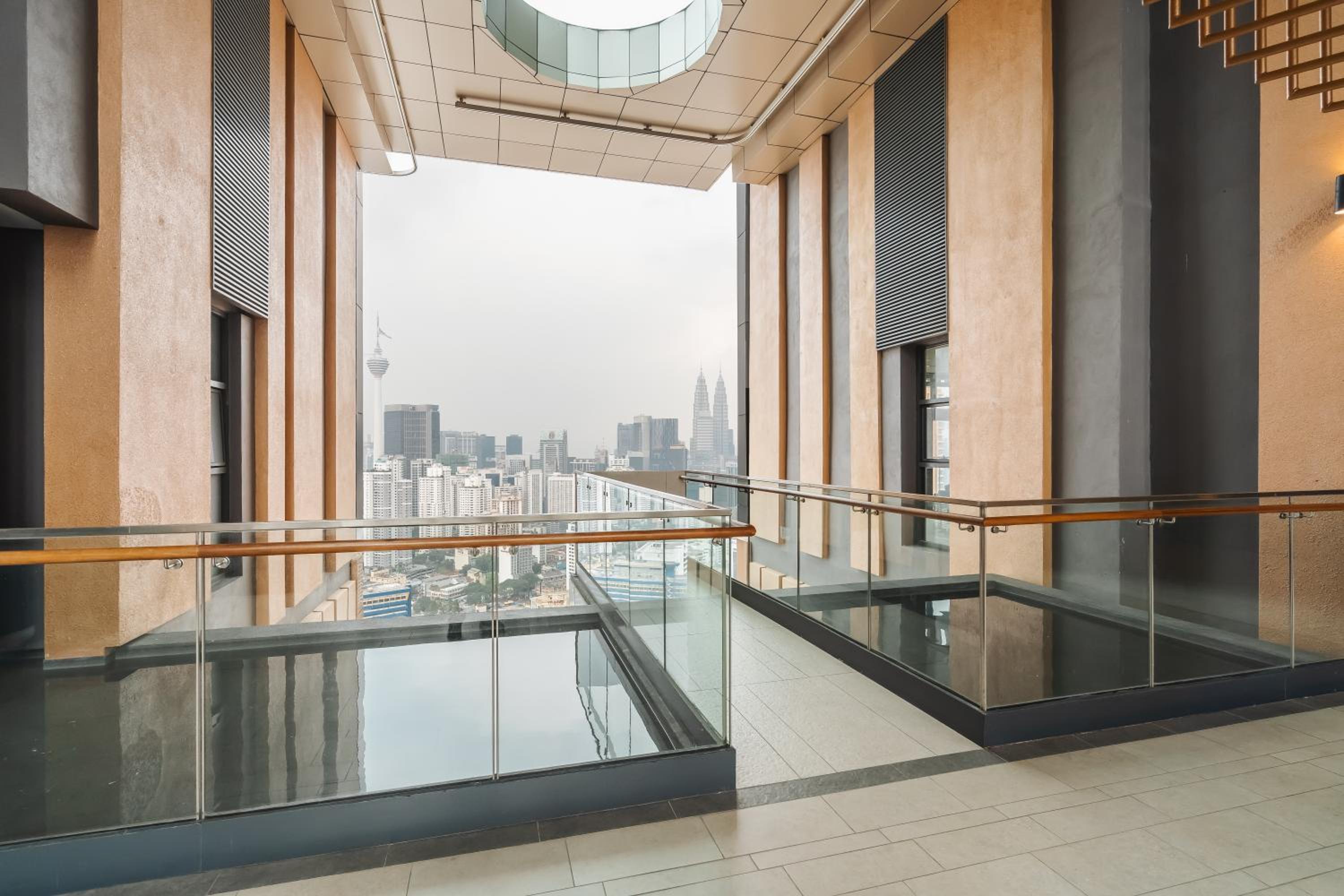 Twin Tower View 2BR Suite with Balcony next to Lalaport BBCC Shopping Mall 3-mins to LRT Station