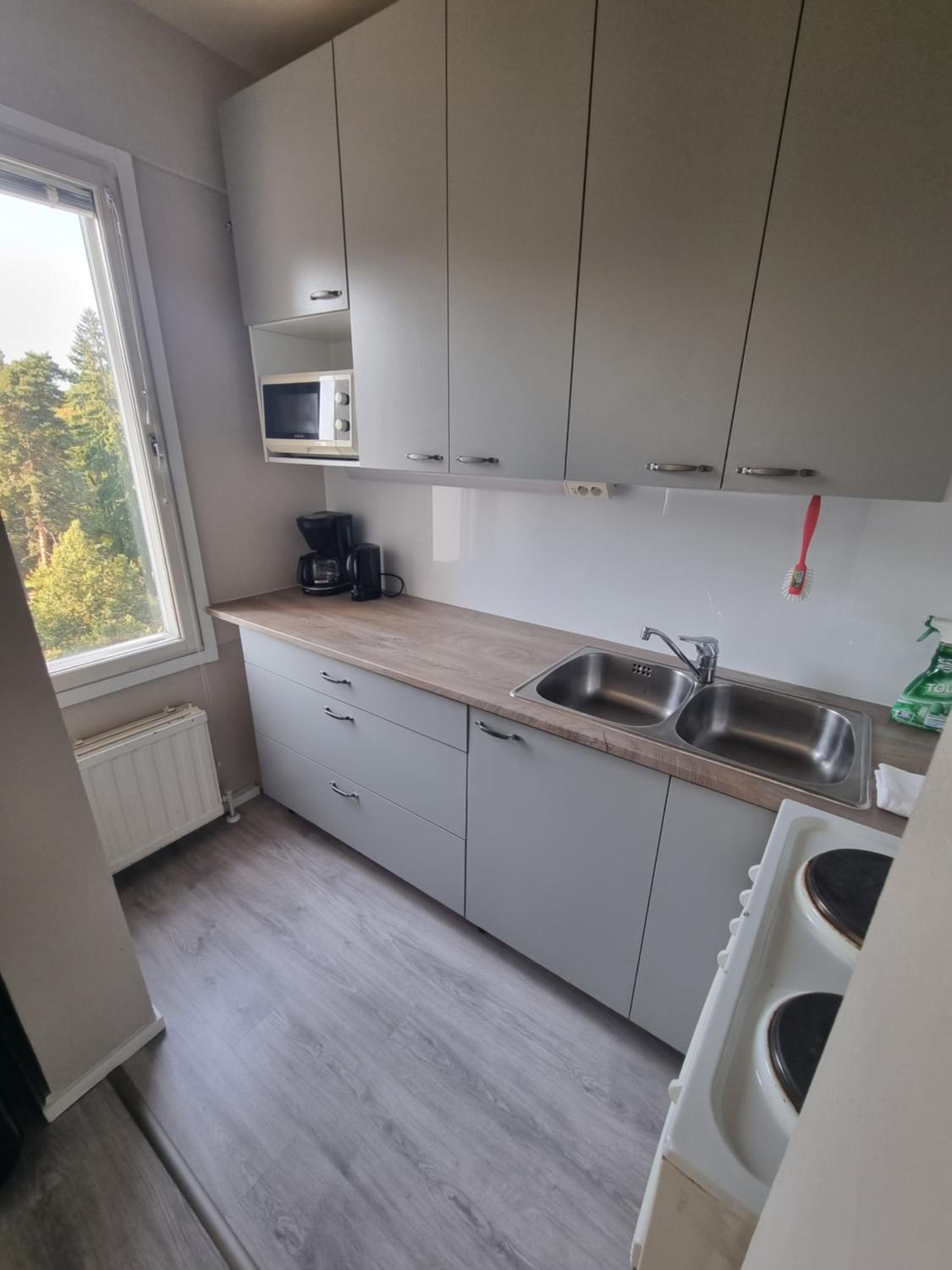 Ylimmän kerroksen yksiö lähellä matkakeskusta