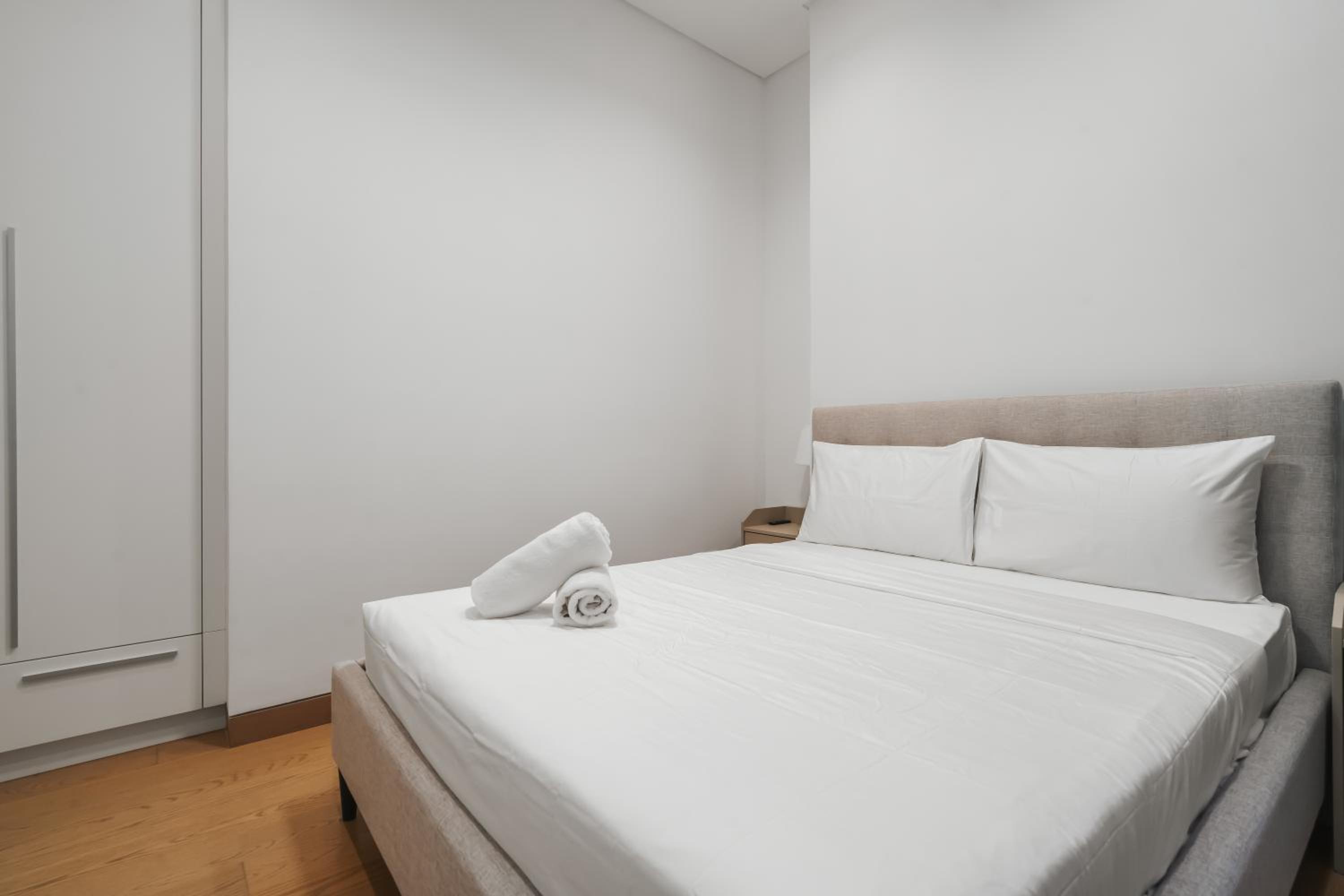 Twin Tower View 2BR Suite with Balcony next to Lalaport BBCC Shopping Mall 3-mins to LRT Station