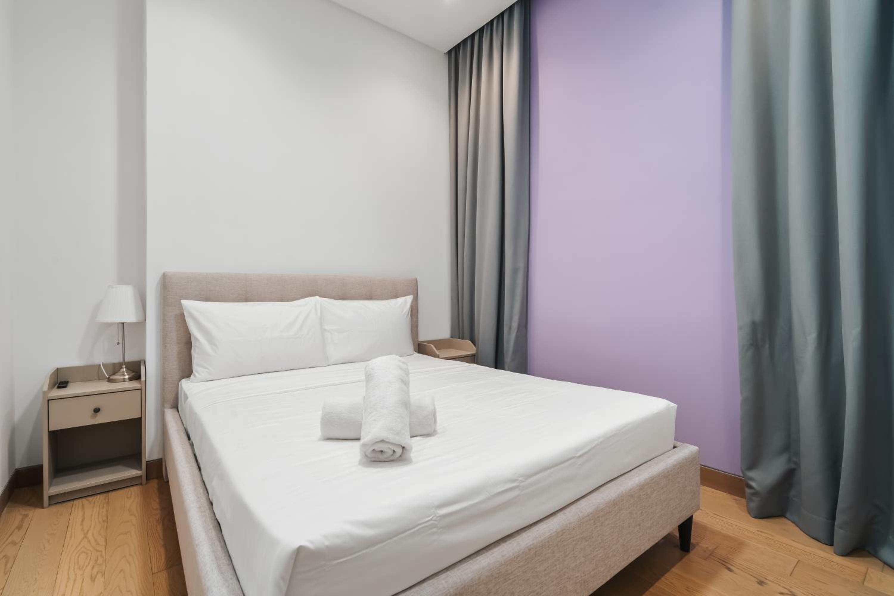 Twin Tower View 2BR Suite with Balcony next to Lalaport BBCC Shopping Mall 3-mins to LRT Station