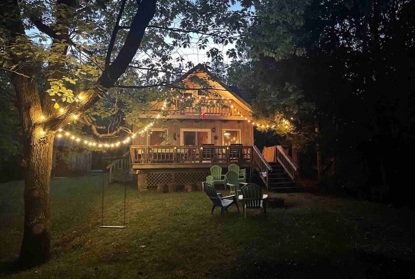 Rustic cabin w Games near Lake and National Park