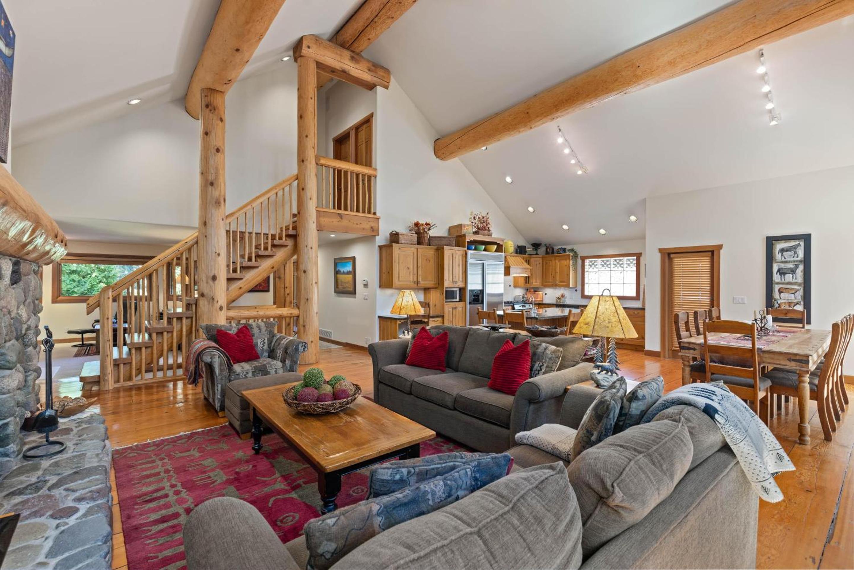 Muirfield Chalet - Spacious Traditional Log Cabin, Hot Tub