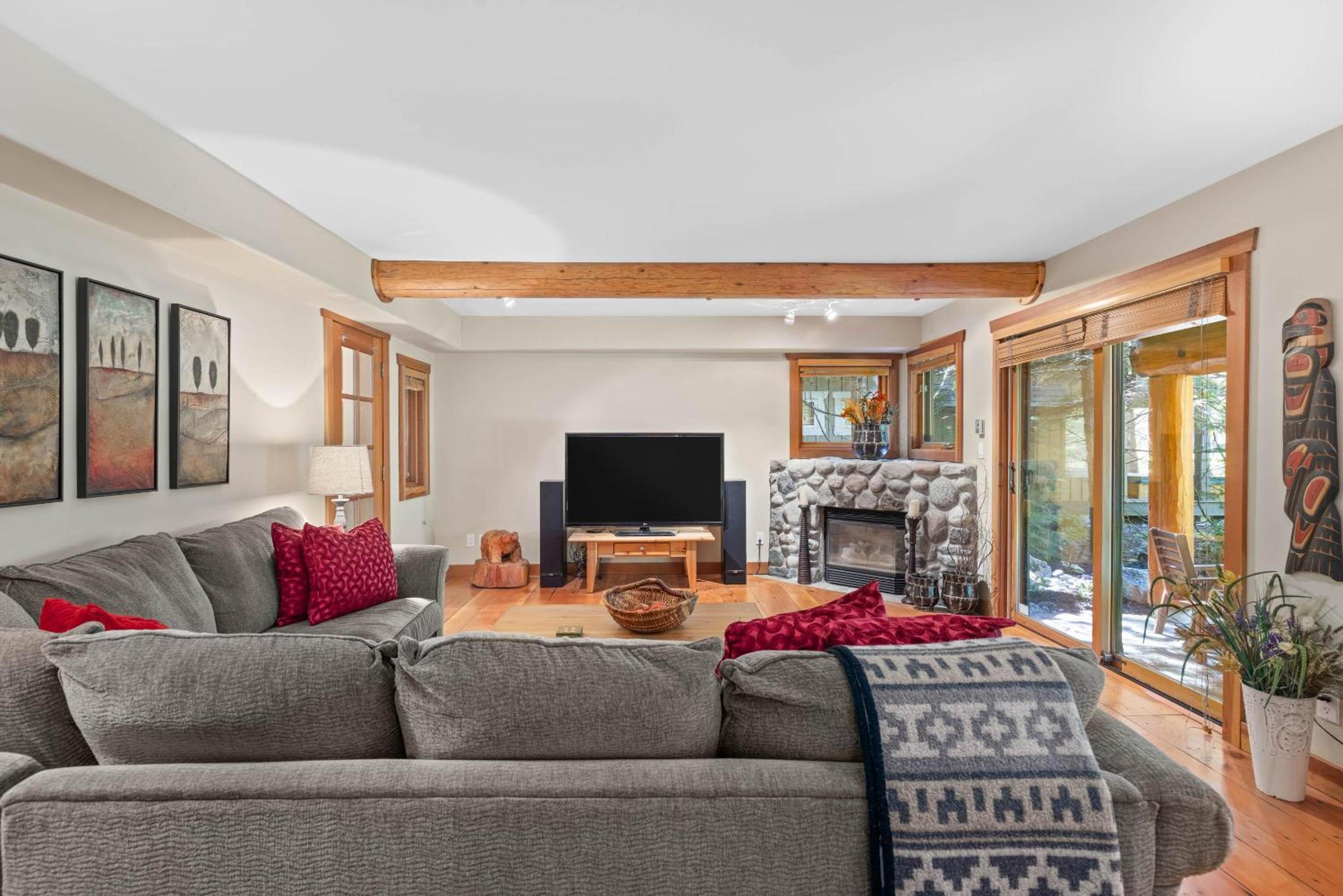 Muirfield Chalet - Spacious Traditional Log Cabin, Hot Tub