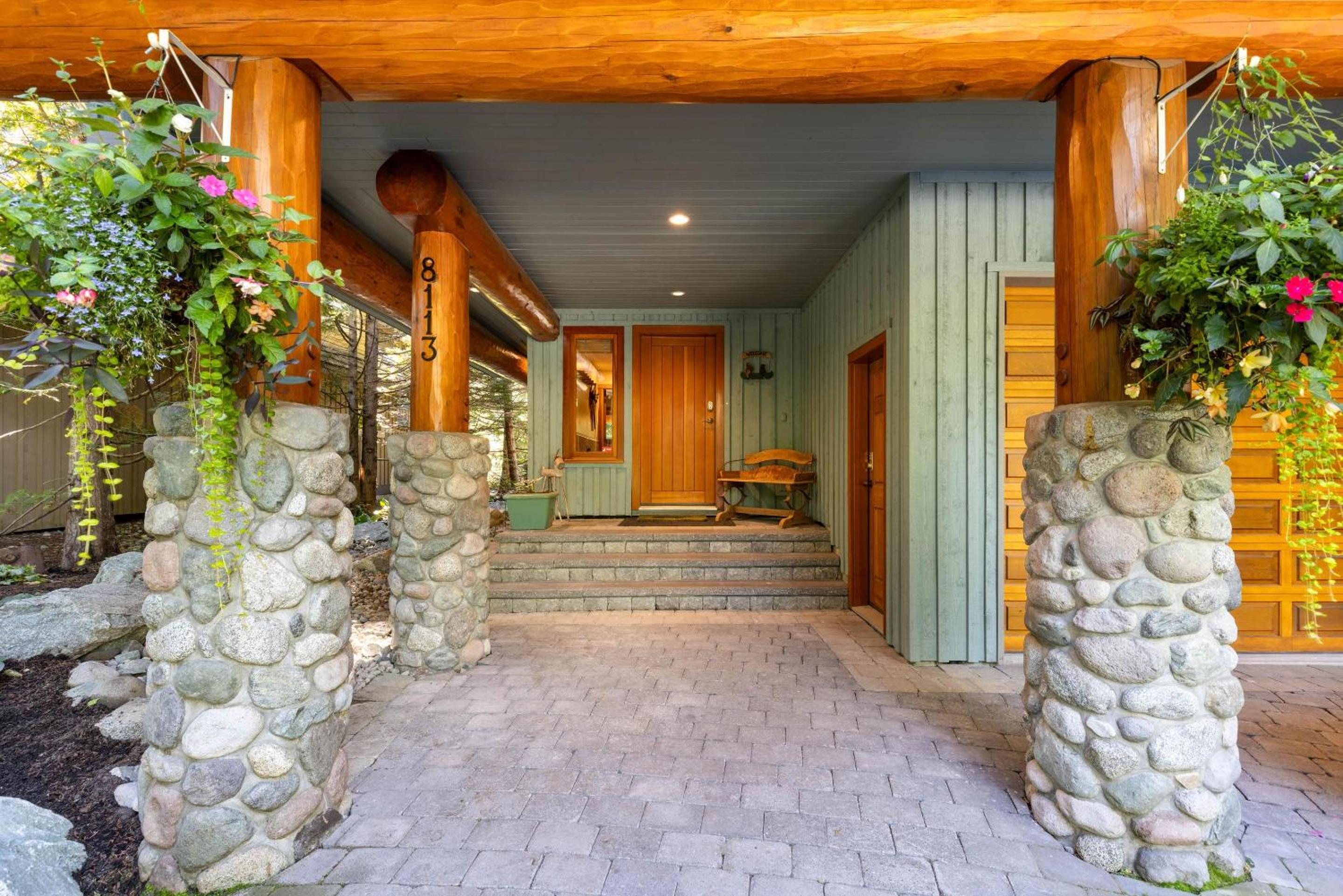 Muirfield Chalet - Spacious Traditional Log Cabin, Hot Tub