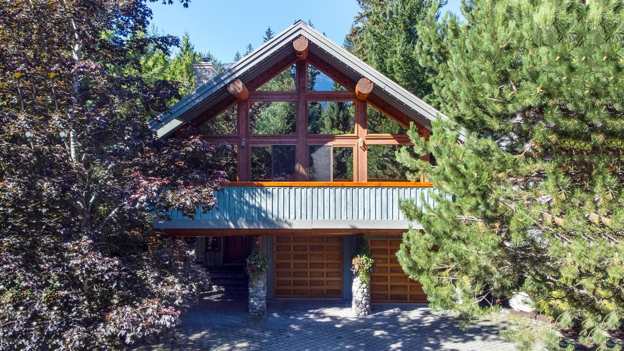 Muirfield Chalet - Spacious Traditional Log Cabin, Hot Tub
